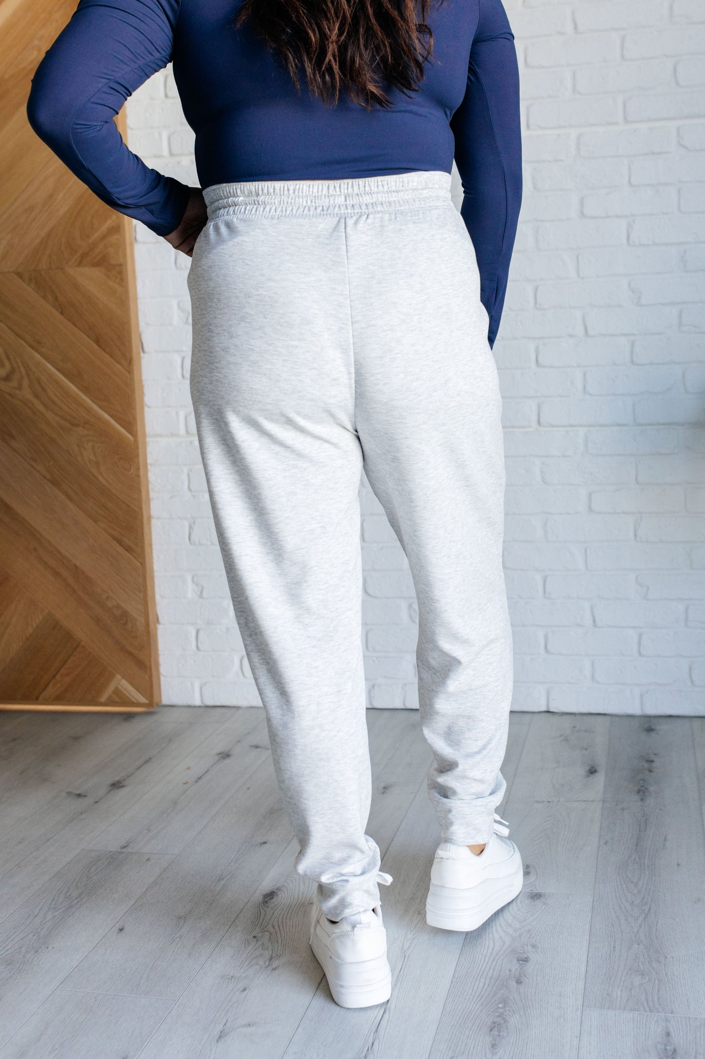 Pantalones deportivos estilo buzo con costura central en gris jaspeado