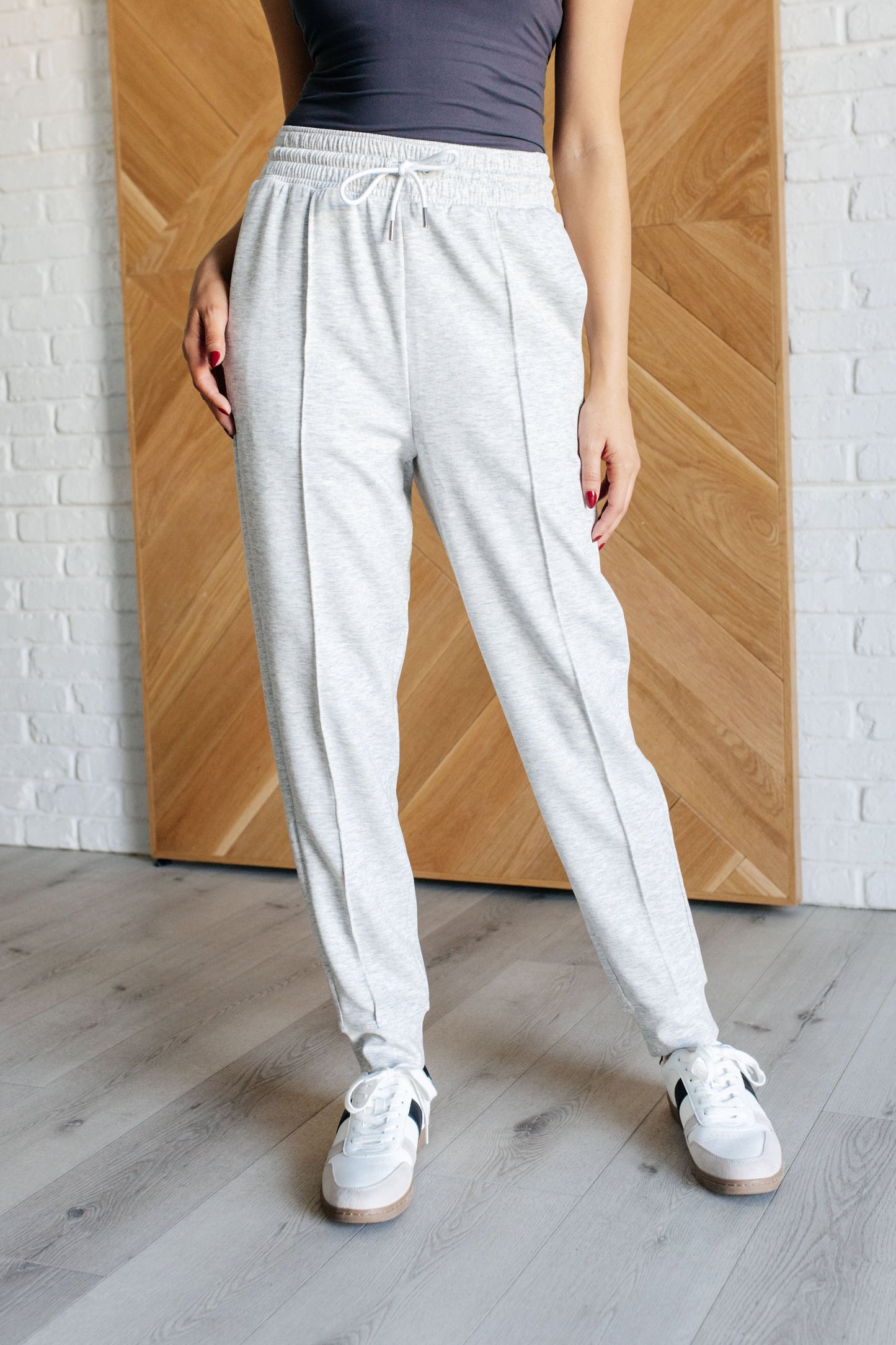 Pantalones deportivos estilo buzo con costura central en gris jaspeado