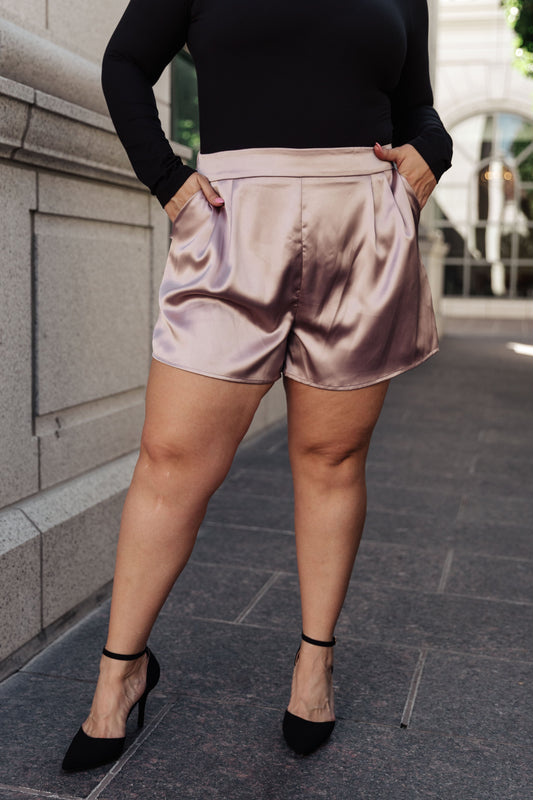 Pantalones cortos de satén champán y rosas