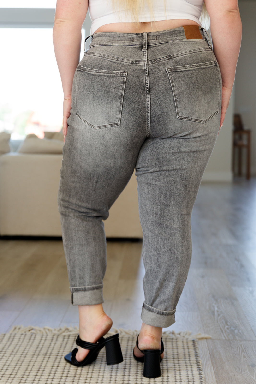Charlotte High Rise Stone Wash Slim Jeans en gris
