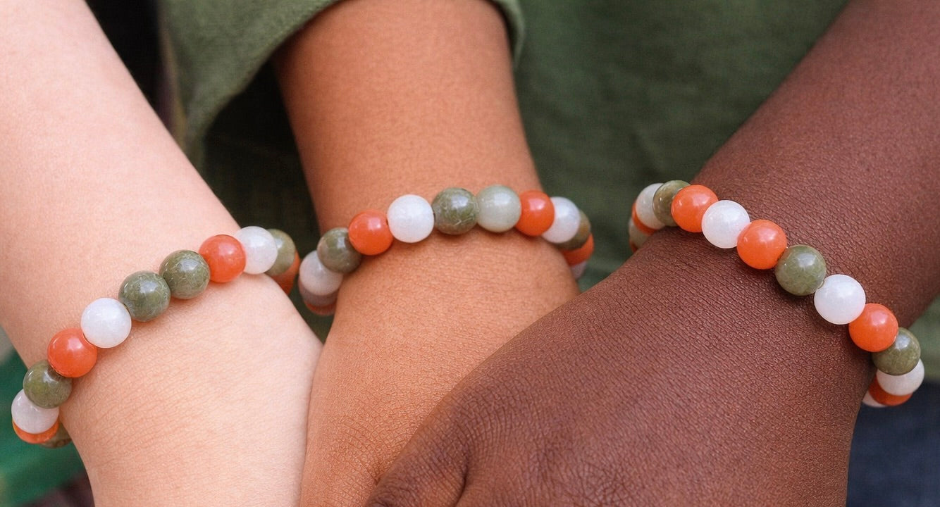 Pulsera de Cuentas Harmony Juvenil – Piedras Verdes, Blancas y Naranjas (Niños y Adolescentes, Muñecas Pequeñas)