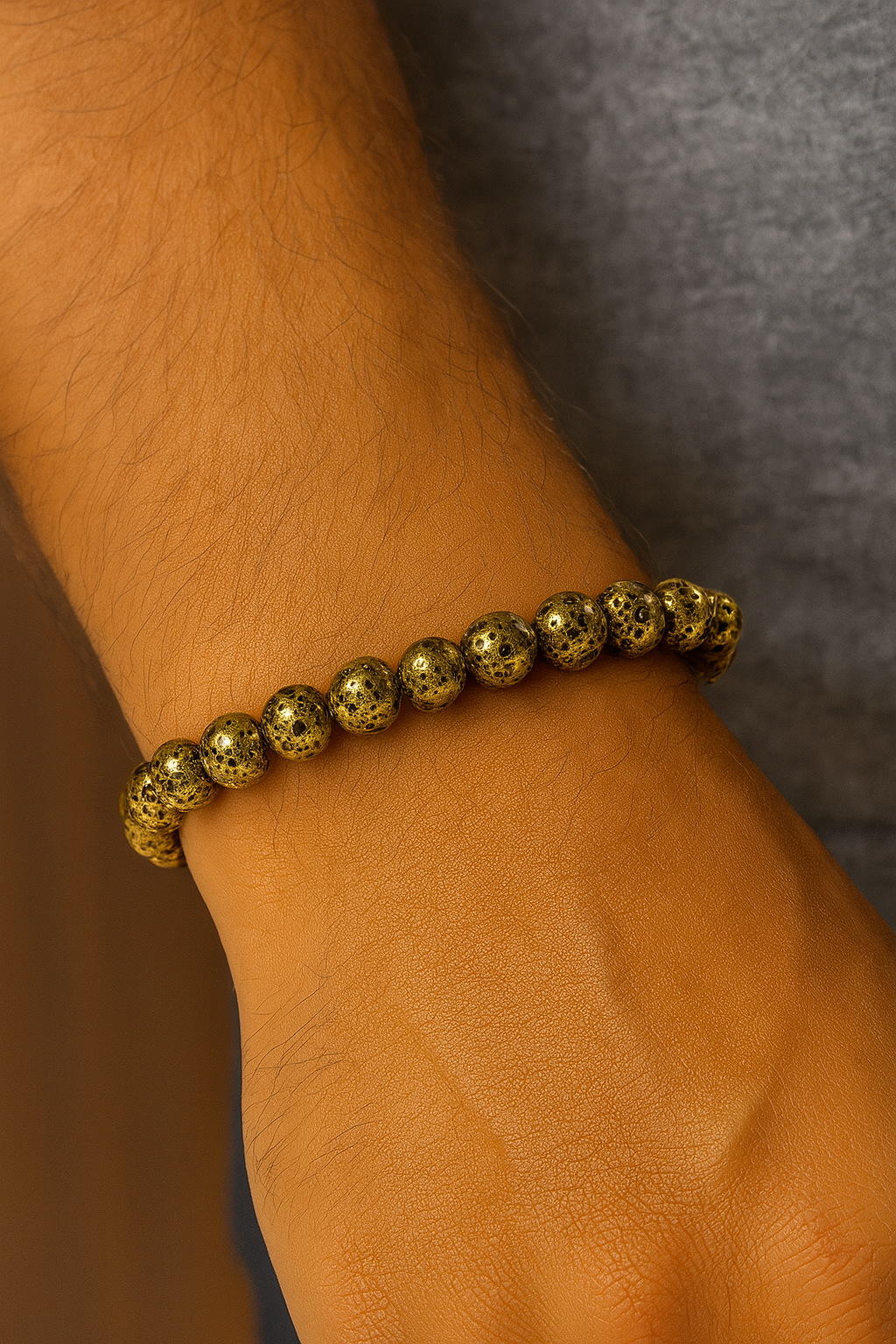 Pulsera de oro y piedra de lava – Energía de conexión a tierra con estilo moderno y minimalista
