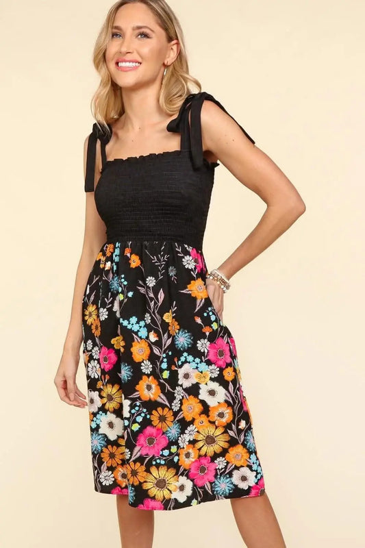 Tendencias en zapatos, vestido floral con corpiño fruncido y háptica elegante para el verano