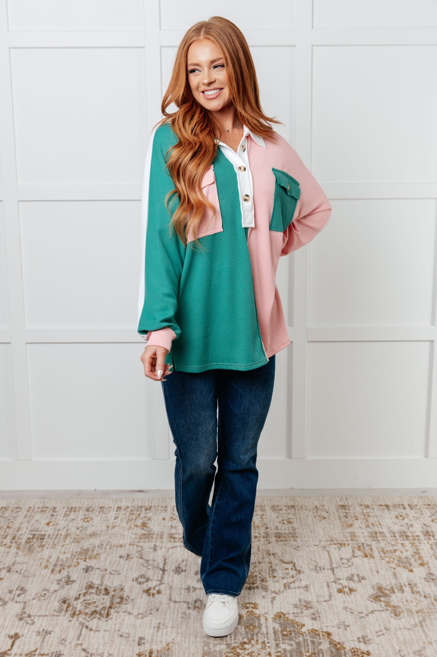 Camisa Henley con cuello en V Colorblock Chip Off de color verde
