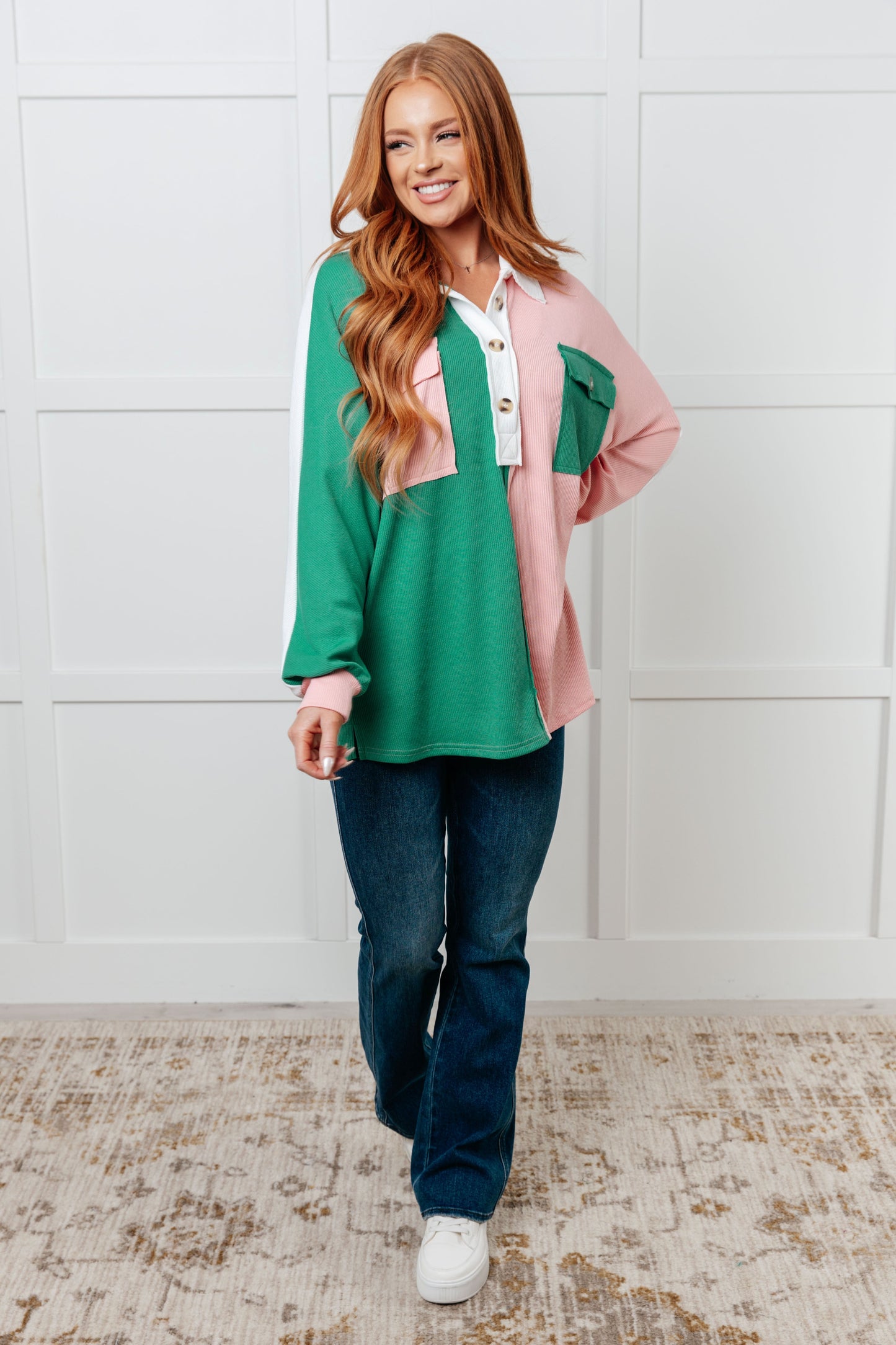Camisa Henley con cuello en V Colorblock Chip Off de color verde