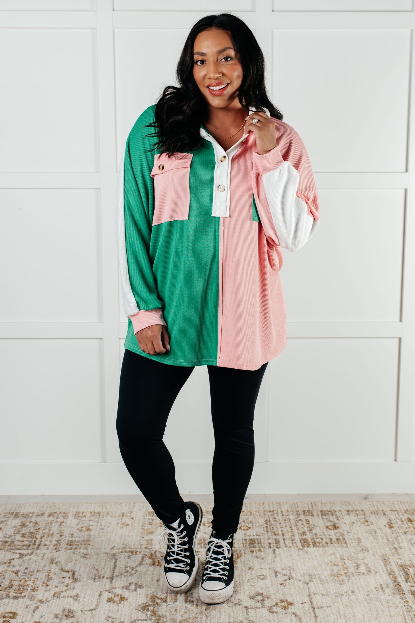 Camisa Henley con cuello en V Colorblock Chip Off de color verde