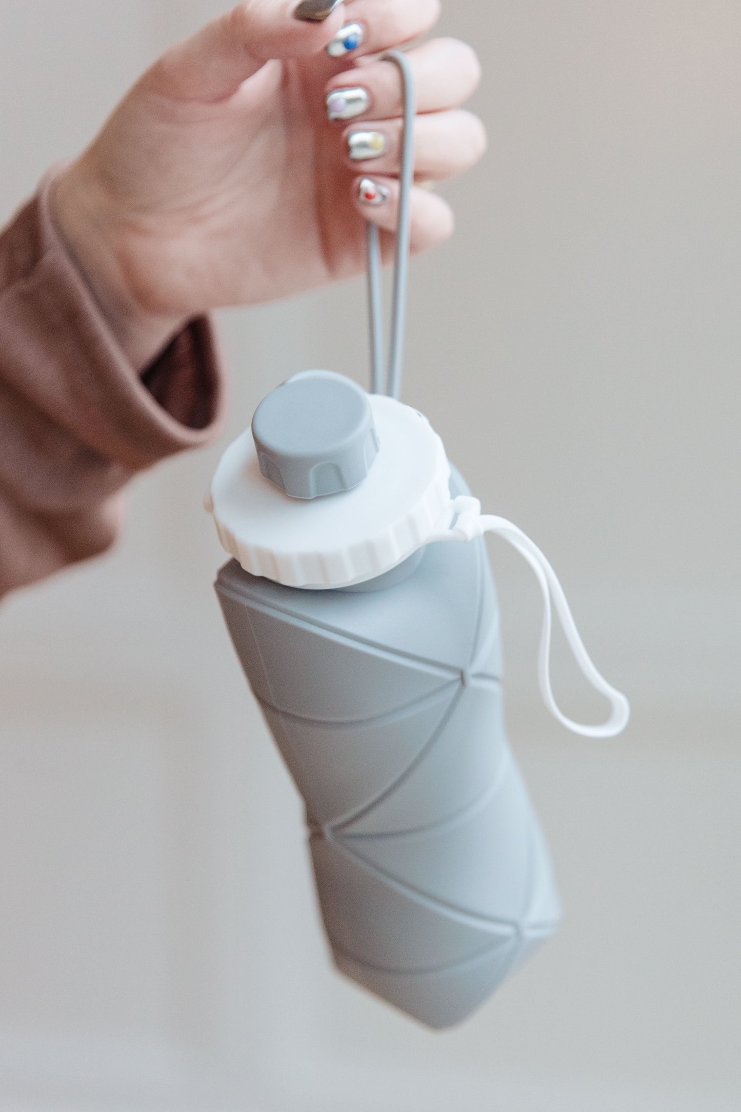 Botella de agua plegable de silicona en gris diamante