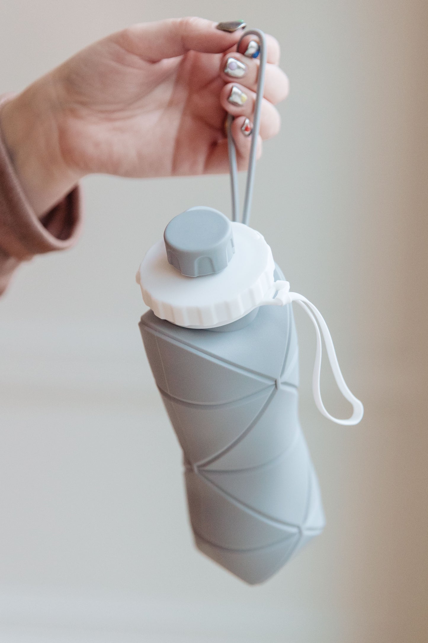 Botella de agua plegable de silicona en gris diamante