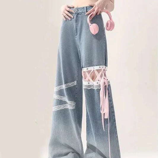 Vaqueros de diseño con corte de encaje bonito