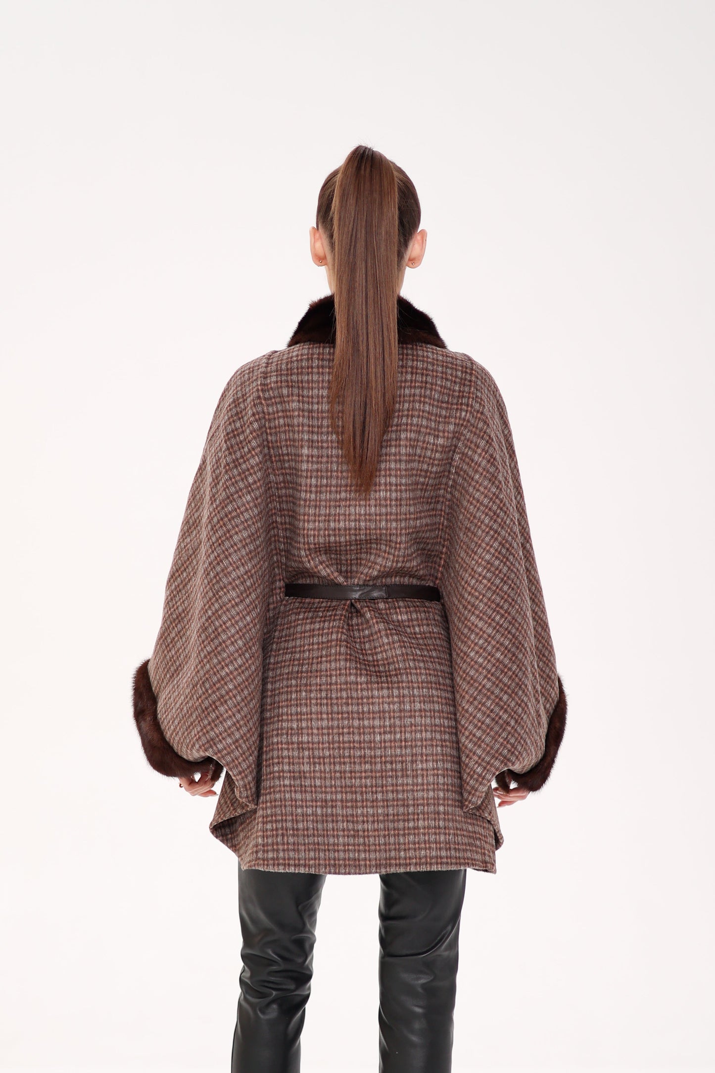 Poncho de lana de doble cara con piel de visón escandinavo auténtico
