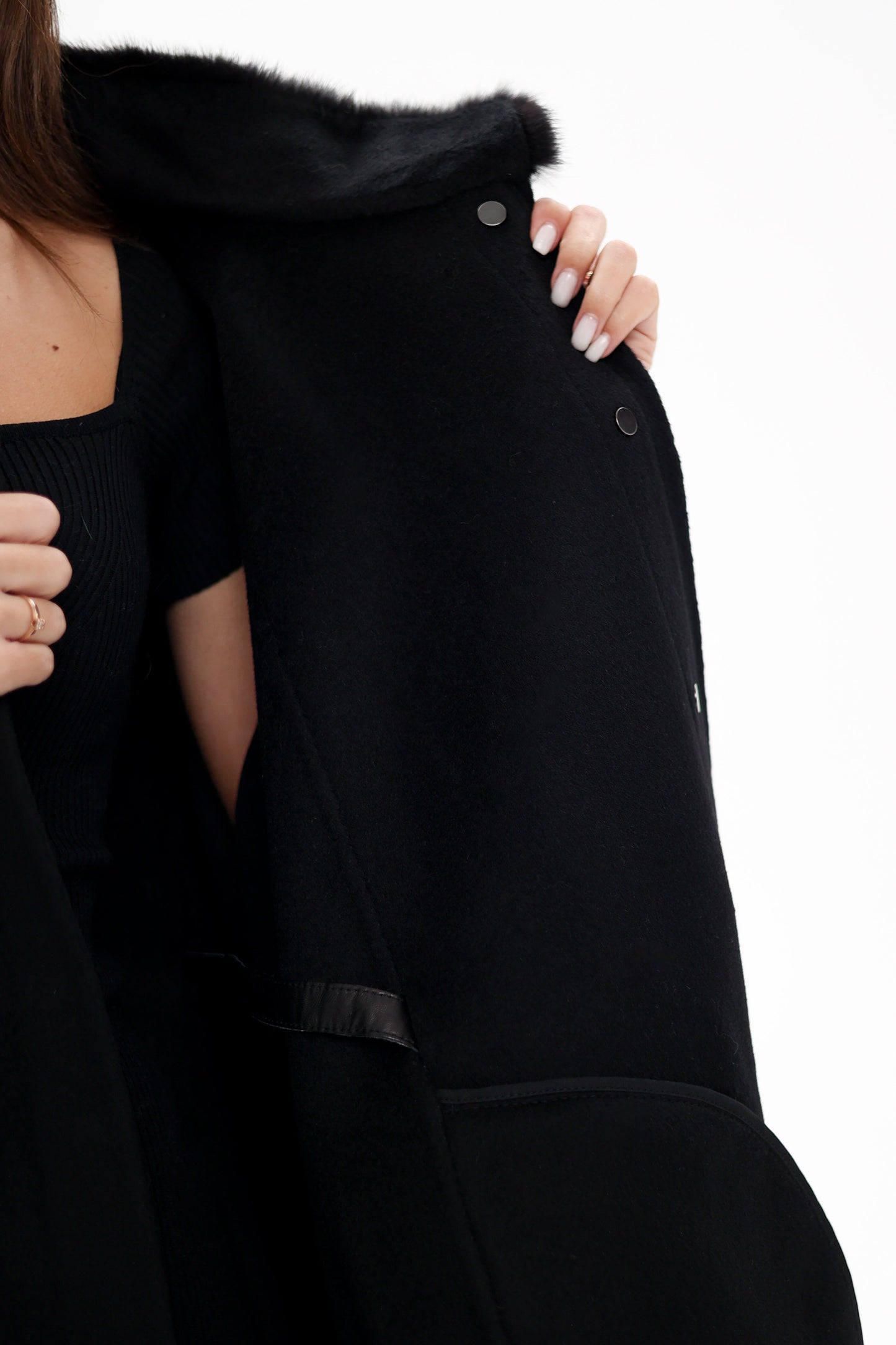 Poncho de lana de doble cara con piel de visón escandinavo auténtico