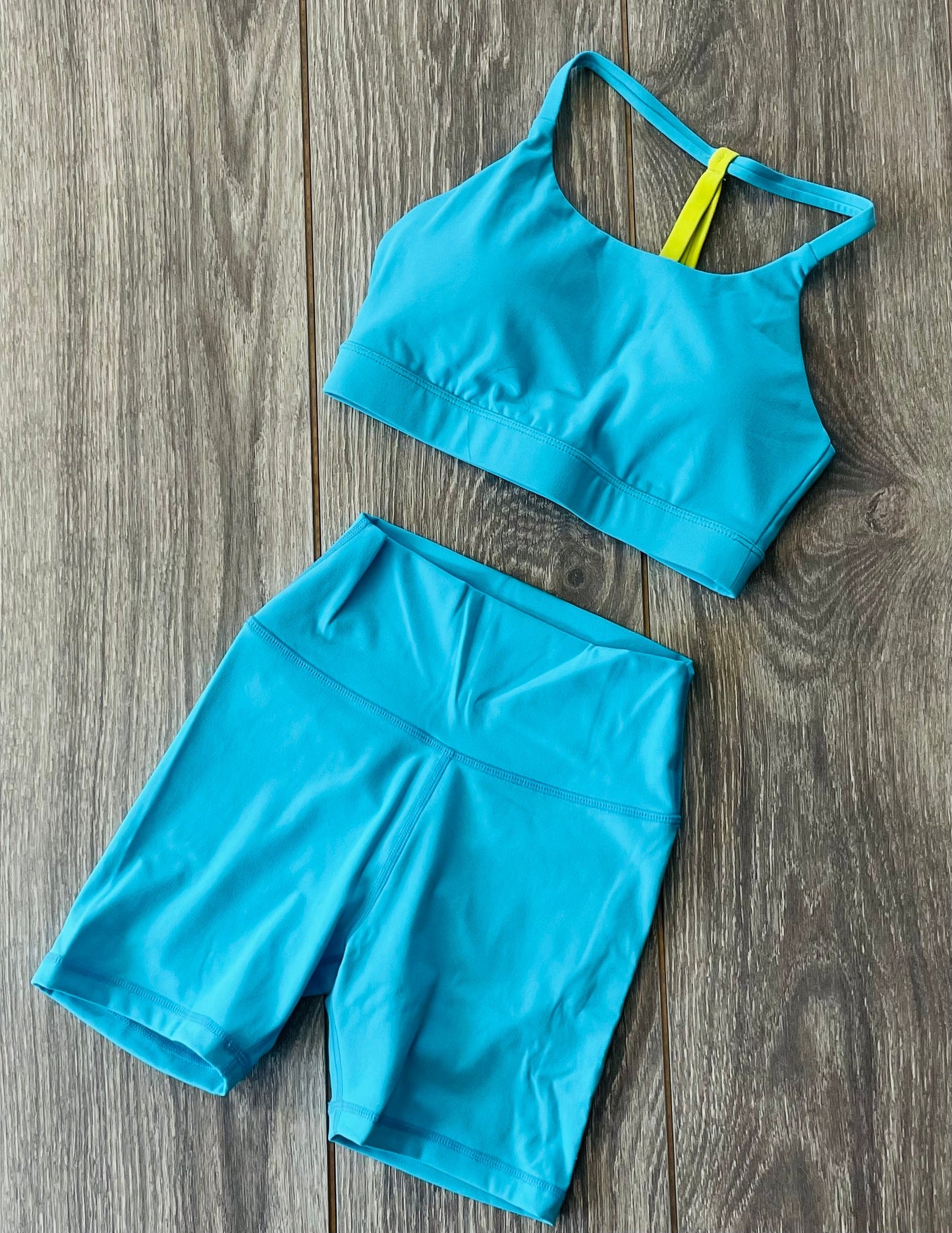 Conjunto Pavo Real Amanecer Turquesa - Top y Pantalones Cortos