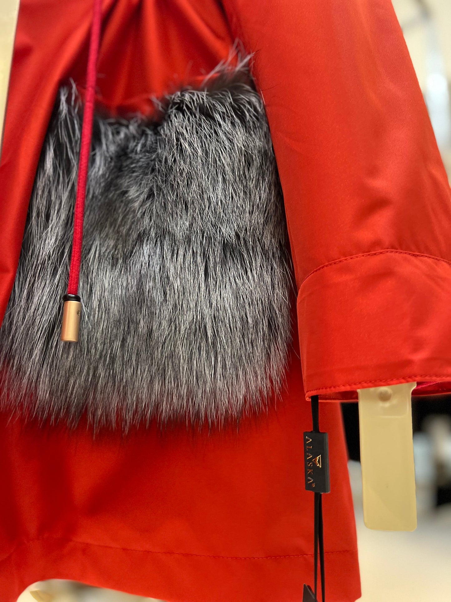 Parka Roma de piel auténtica de zorro plateado y conejo con aislamiento en color rojo