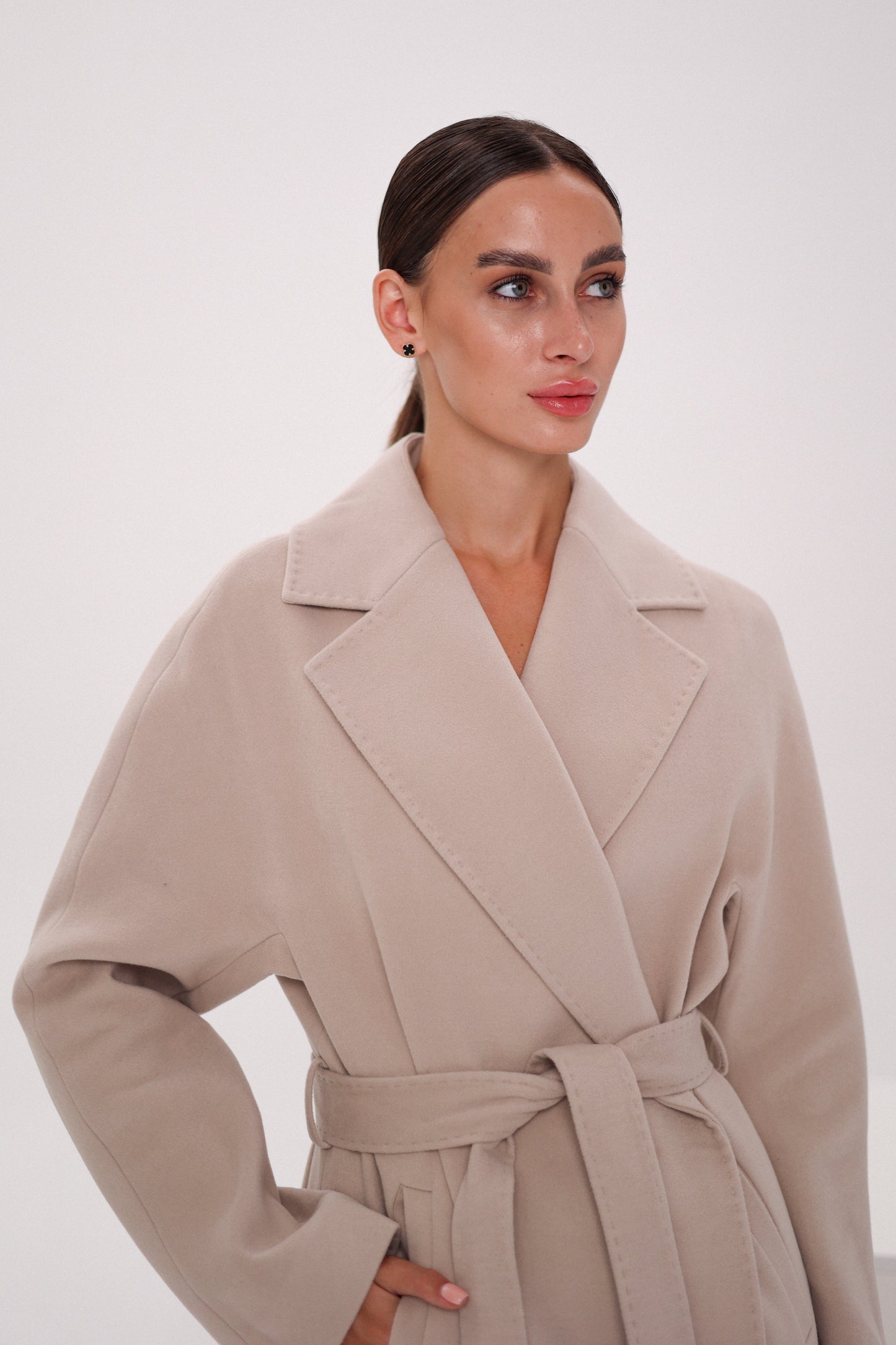 Abrigo envolvente de lana y cachemira Cambridge Comfort en color nude