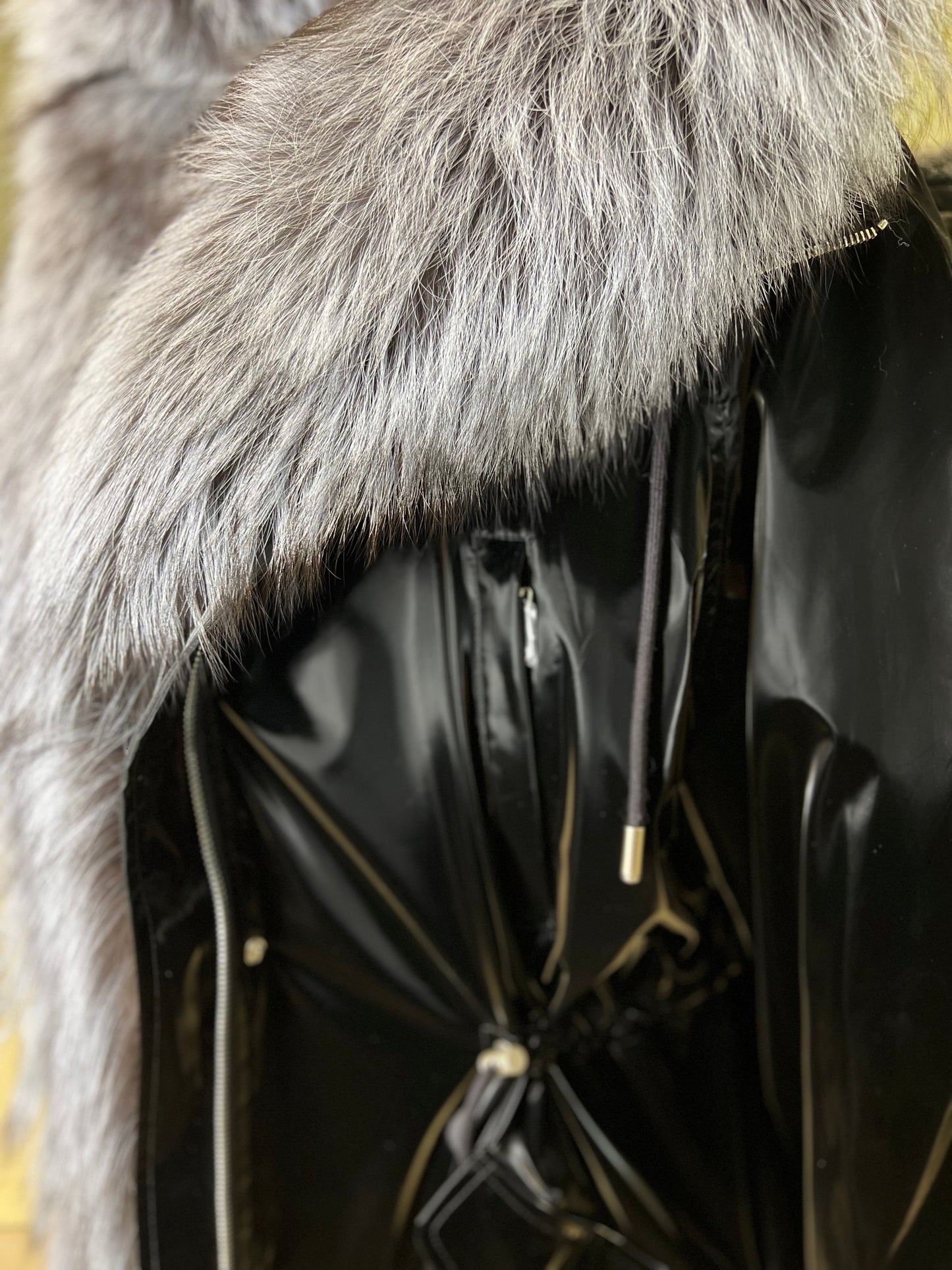 Parka Forrada con Capucha de Zorro Plateado Genuino y Aislamiento de Conejo