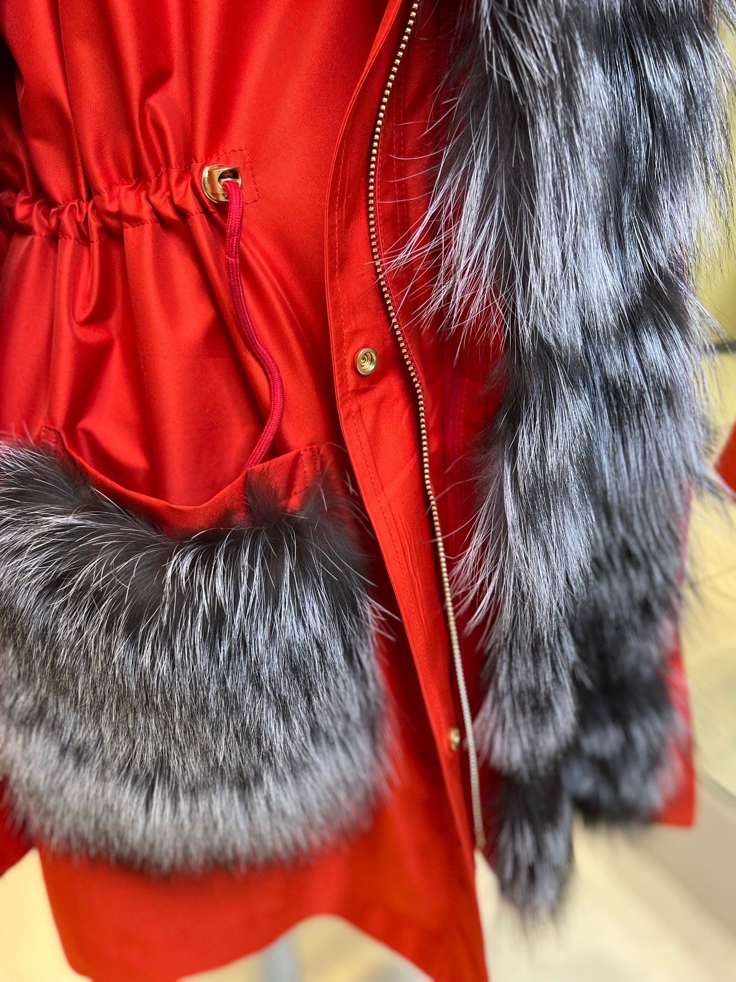 Parka Roma de piel auténtica de zorro plateado y conejo con aislamiento en color rojo
