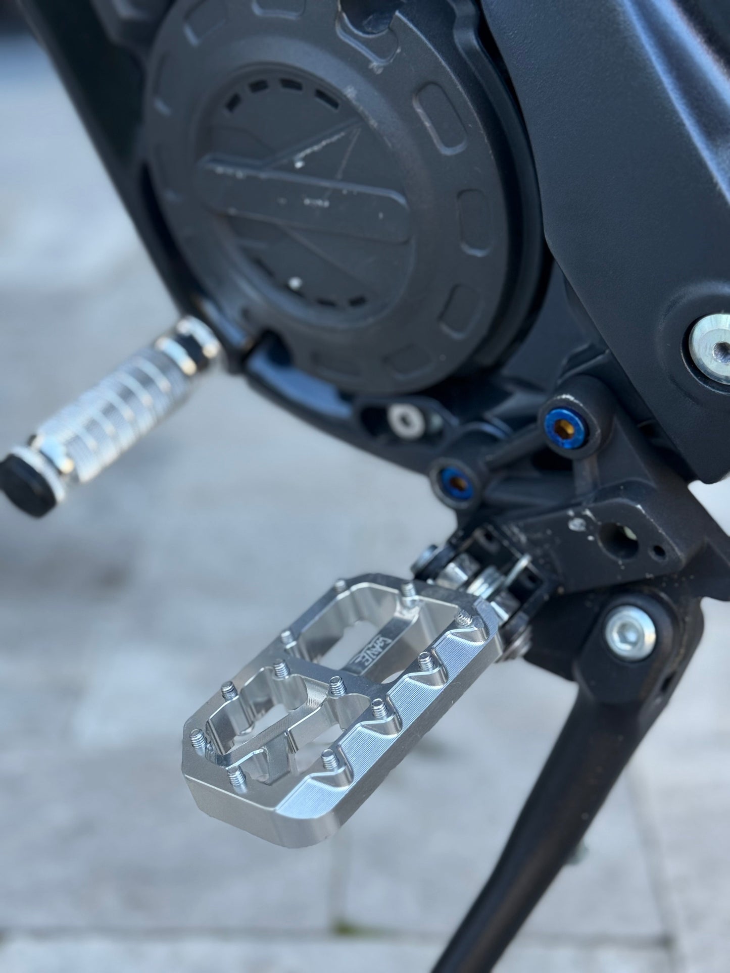 PERNOS DE TITANIO PARA SOPORTE DE ESTRIBERAS TALARIA X3
