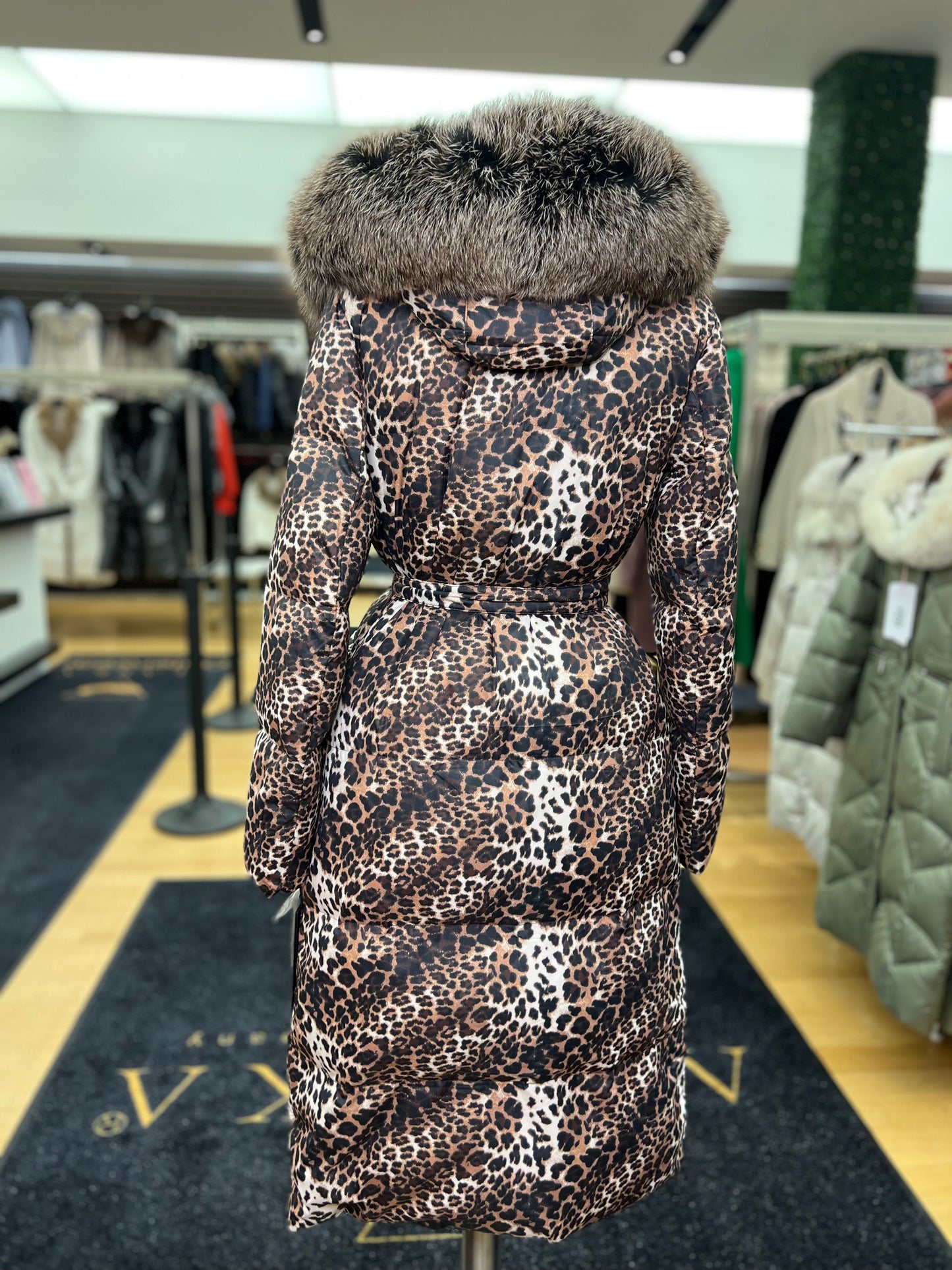 Parka aislante de auténtica piel de zorro plateado y plumón