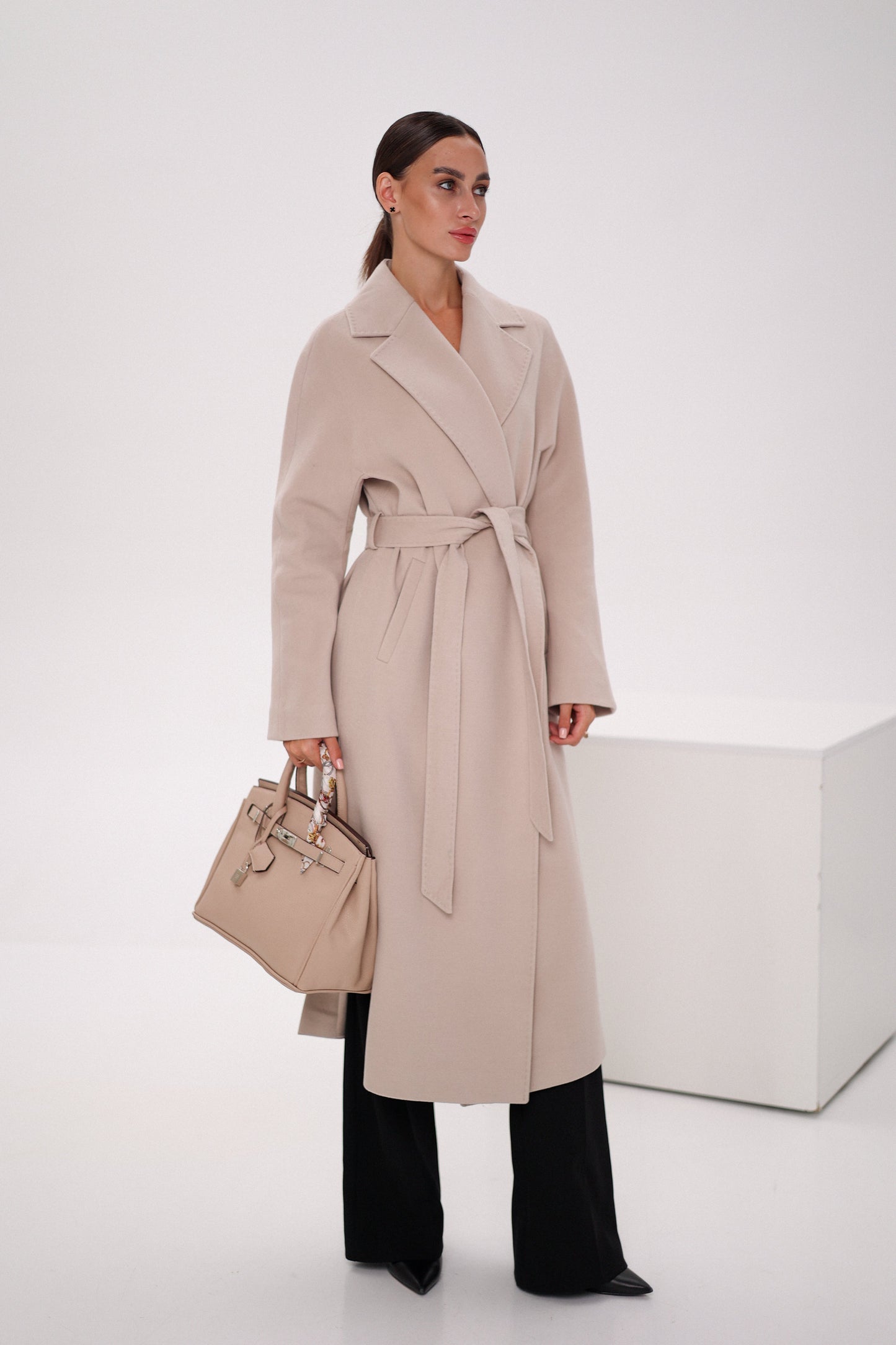 Abrigo envolvente de lana y cachemira Cambridge Comfort en color nude