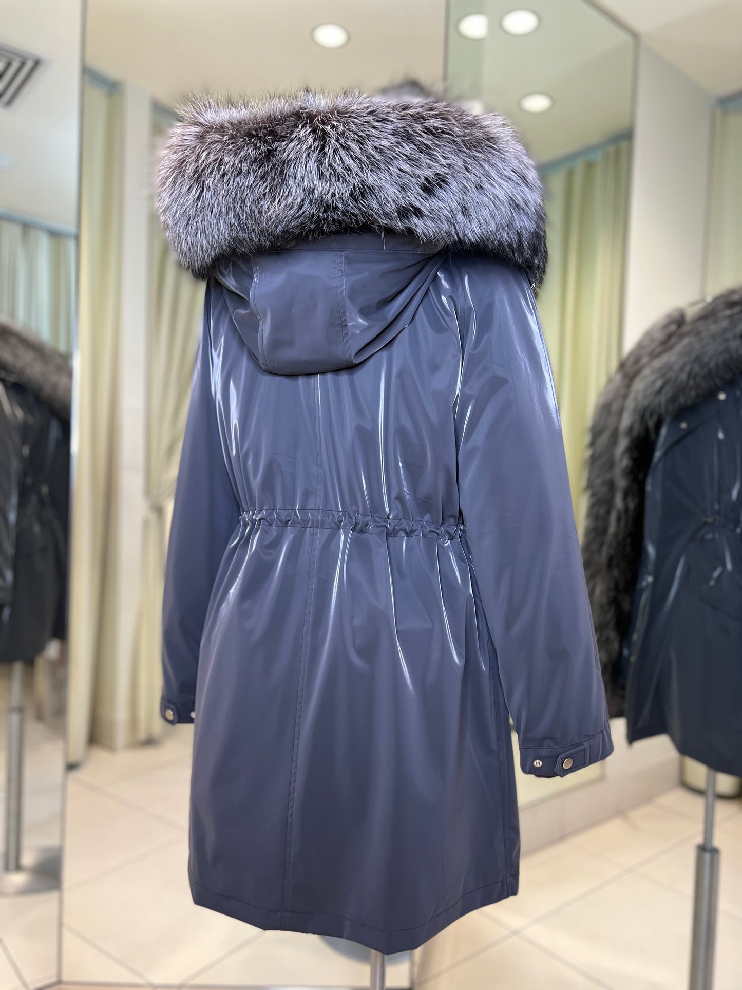 Parka Forrada con Capucha de Zorro Plateado Genuino y Aislamiento de Conejo