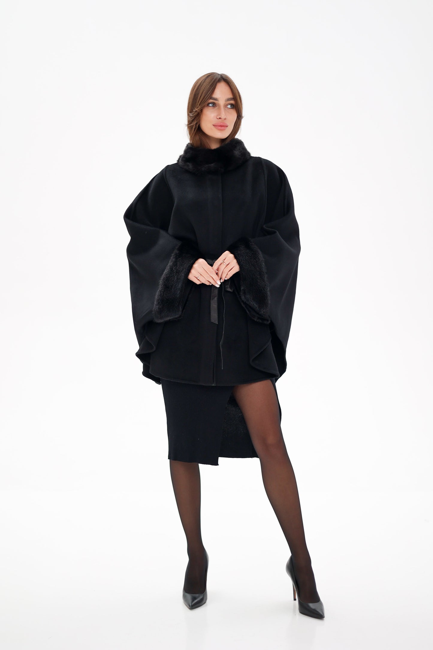 Poncho de lana de doble cara con piel de visón escandinavo auténtico