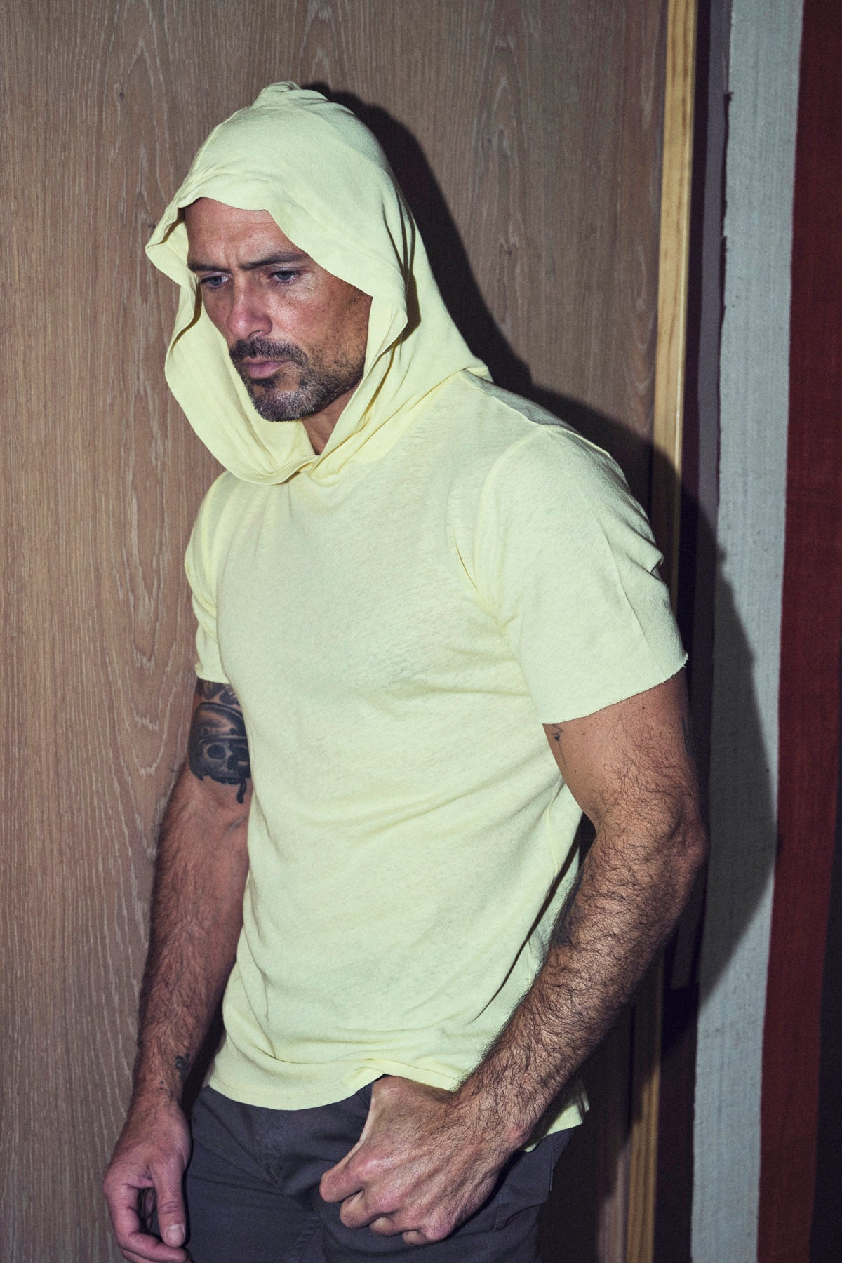 Sudadera con capucha de manga corta de mezcla de lino para hombre