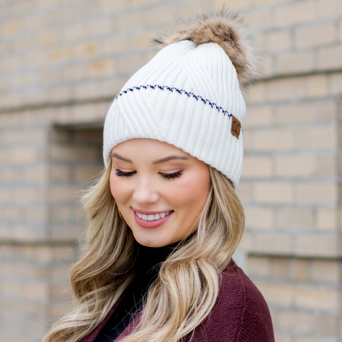 Gorro con pompón y puño de acento C.C®