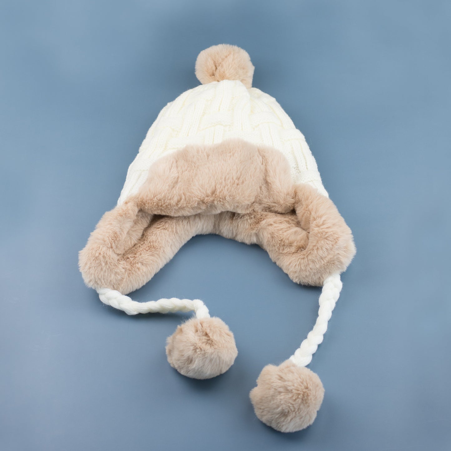 Gorro de trampero con pompón y tejido de ochos