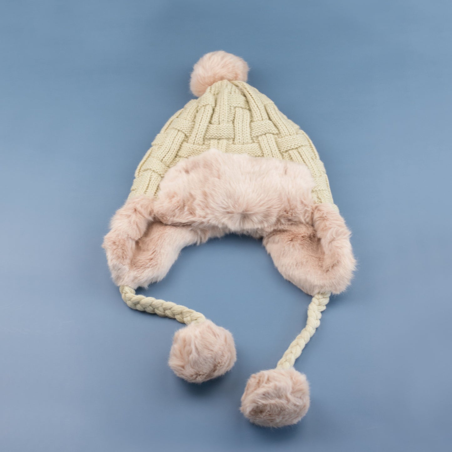 Gorro de trampero con pompón y tejido de ochos