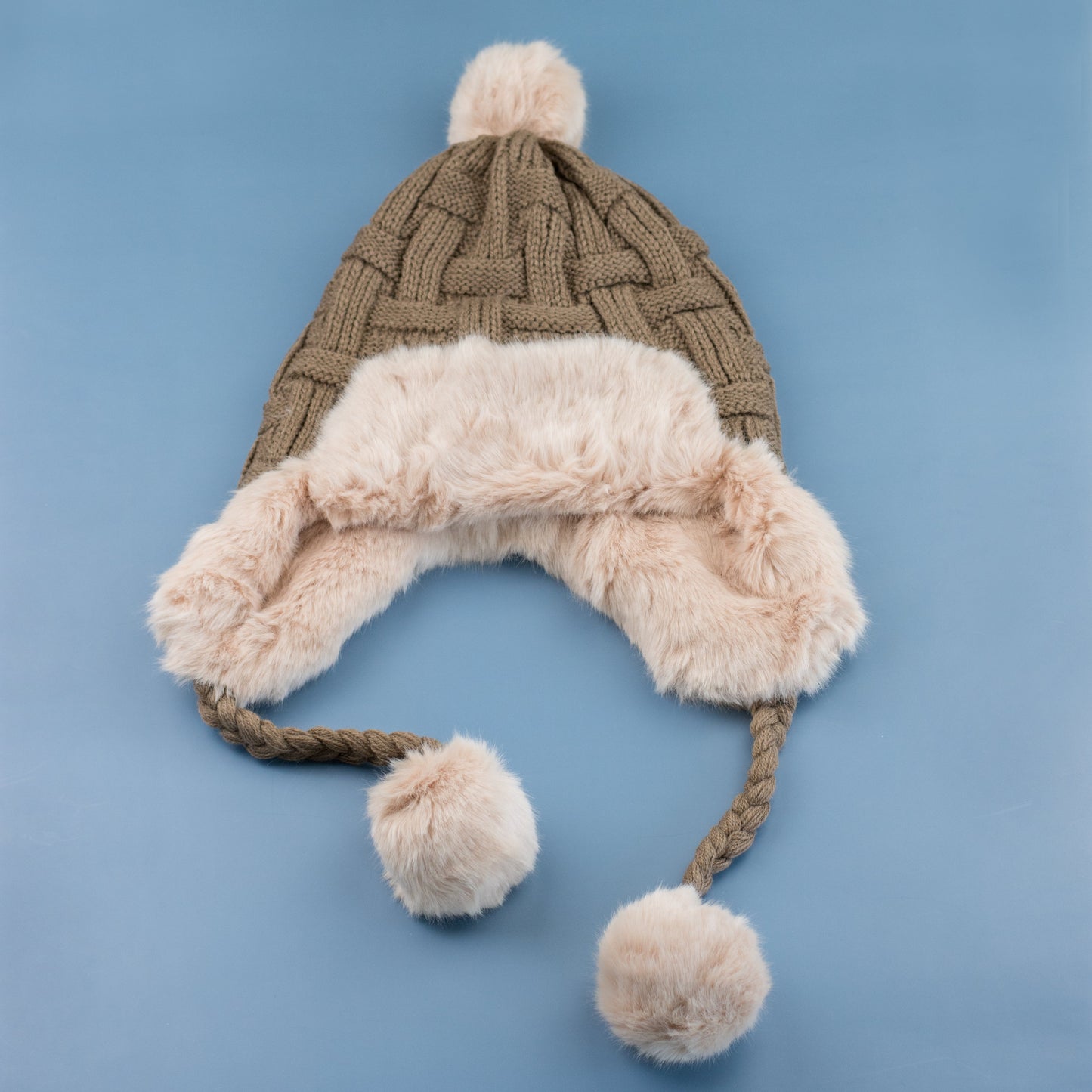 Gorro de trampero con pompón y tejido de ochos