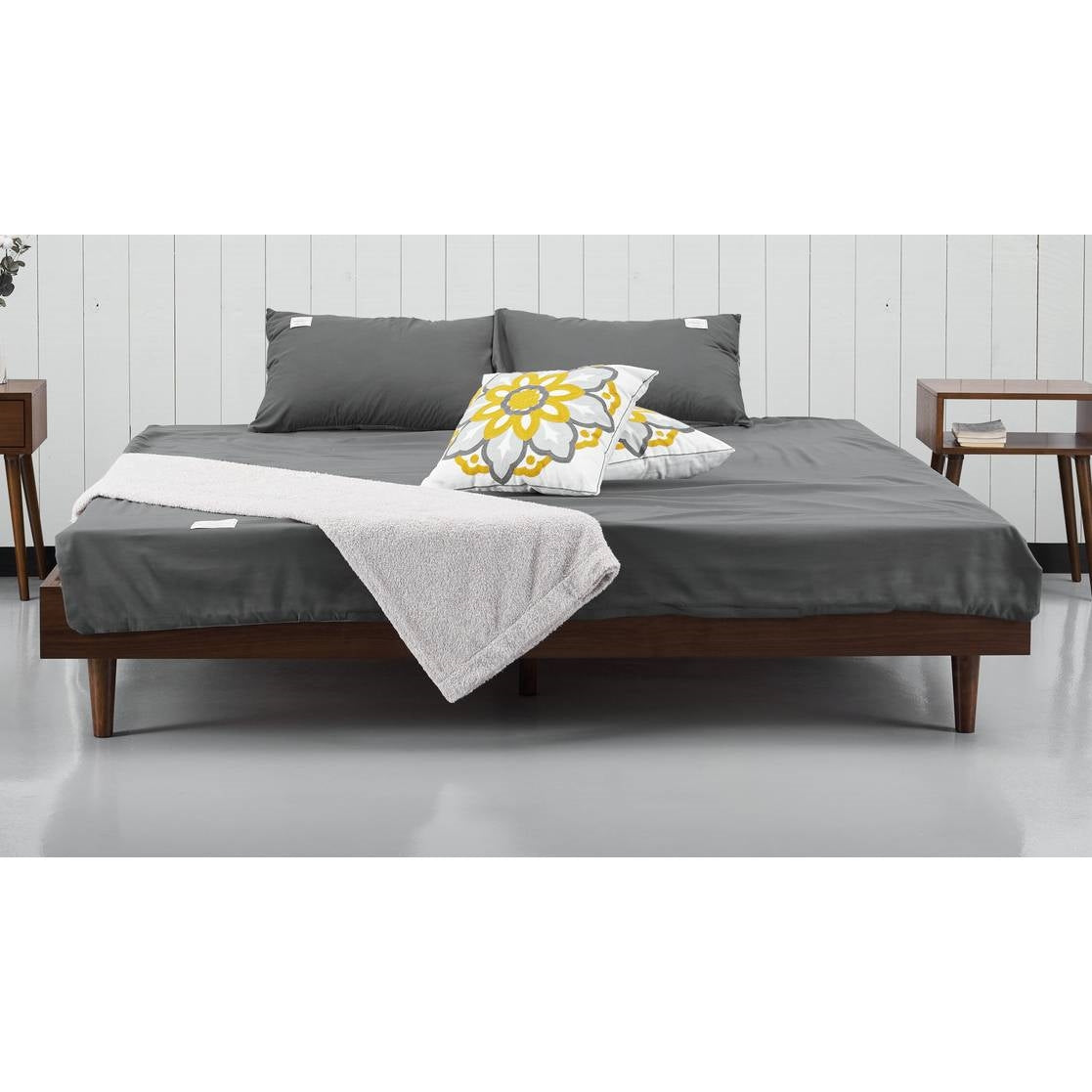 Base de cama King size de plataforma moderna de mediados de siglo con acabado en madera marrón oscuro
