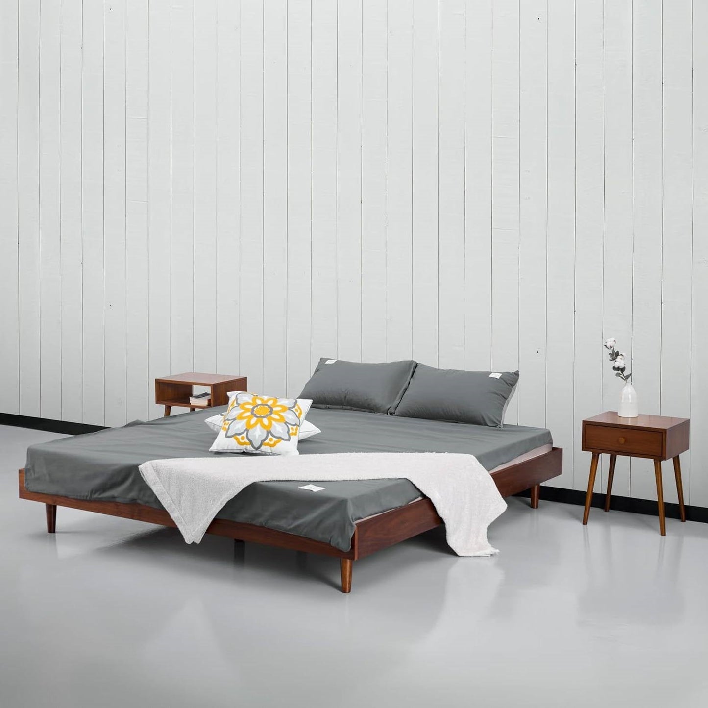 Base de cama King size de plataforma moderna de mediados de siglo con acabado en madera marrón oscuro