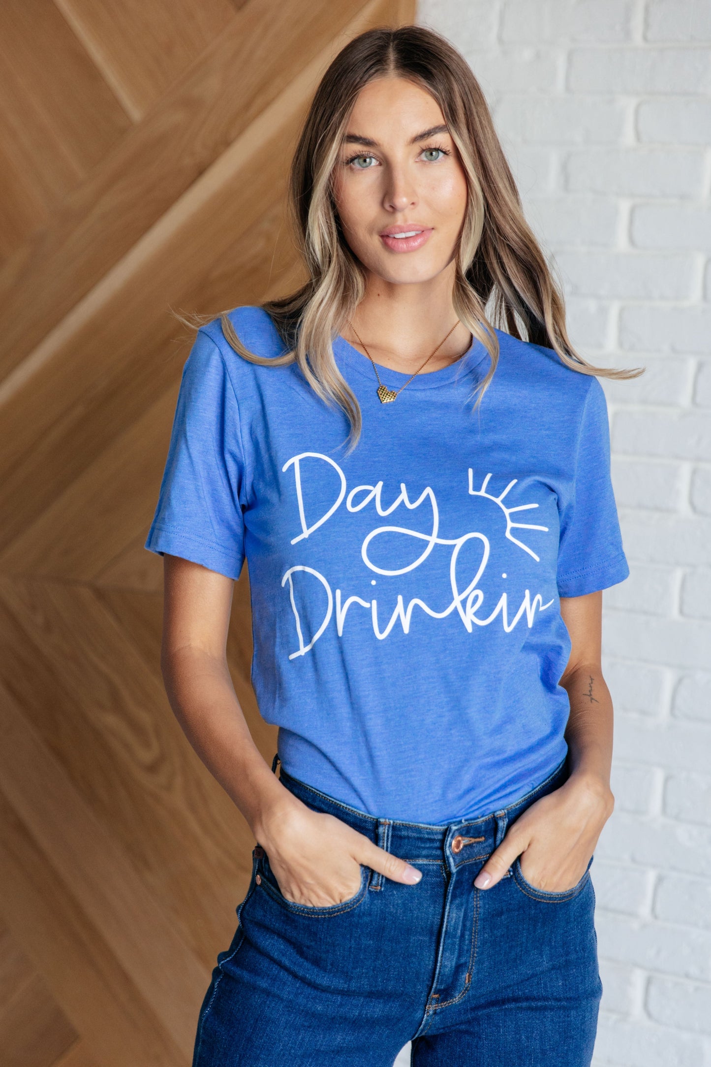 Camiseta gráfica de beber de día