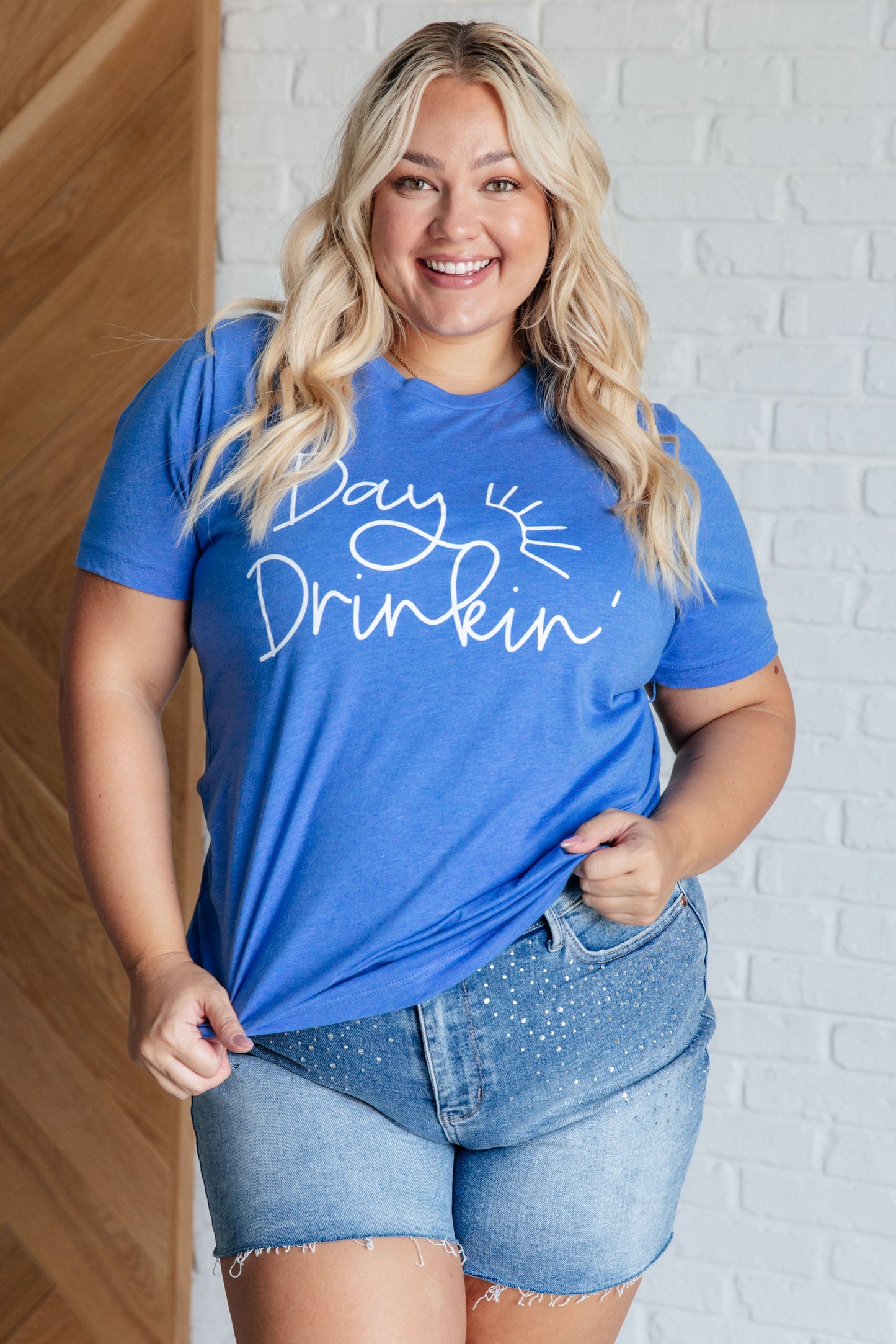Camiseta gráfica de beber de día