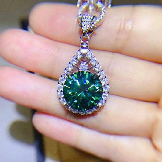 Tendencia en camisetas y collares - Dazzling moissanite teardrop necklace