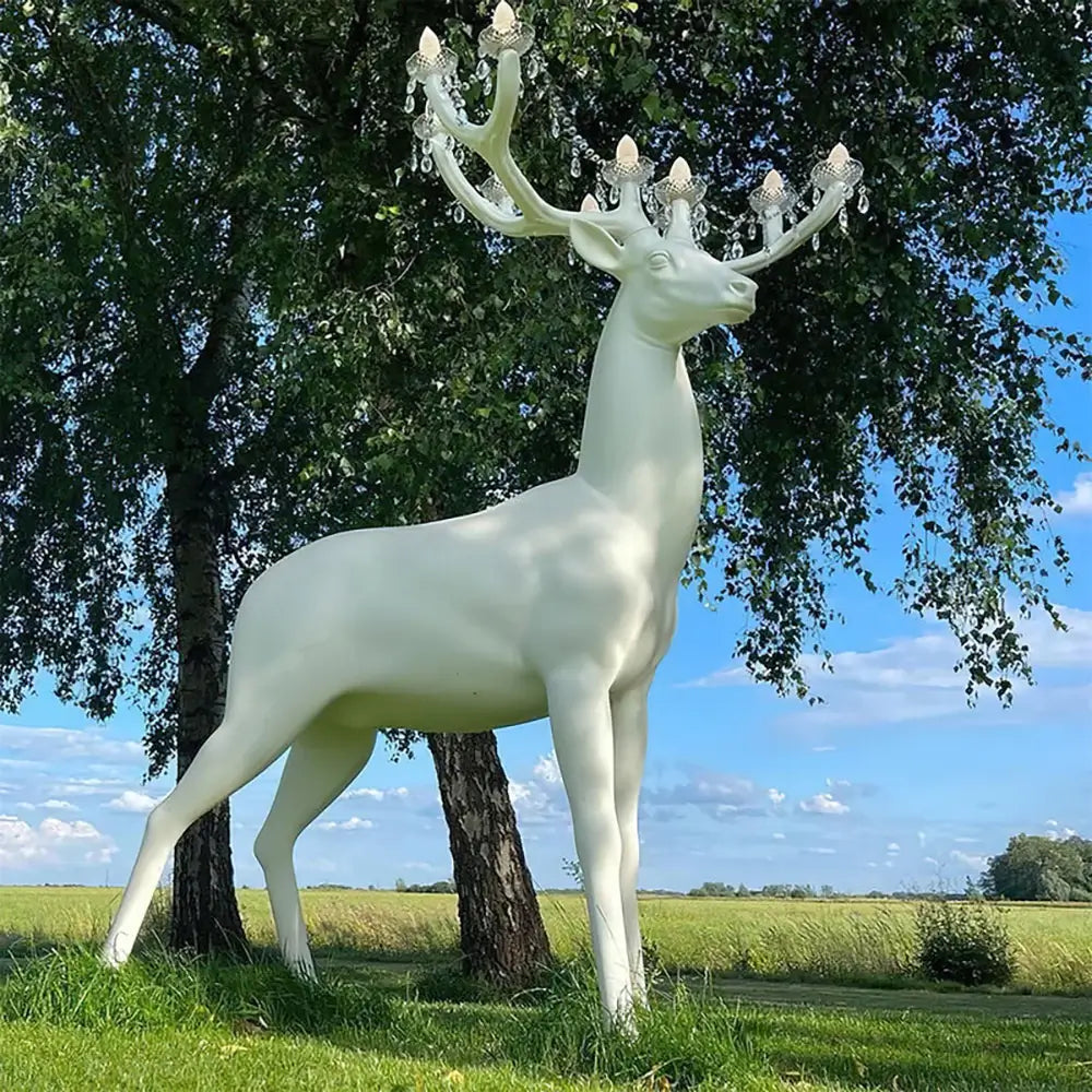 Lámpara de pie con escultura de ciervo