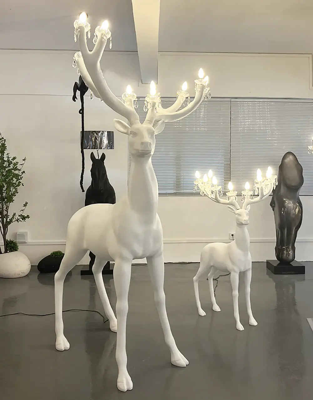 Lámpara de pie con escultura de ciervo