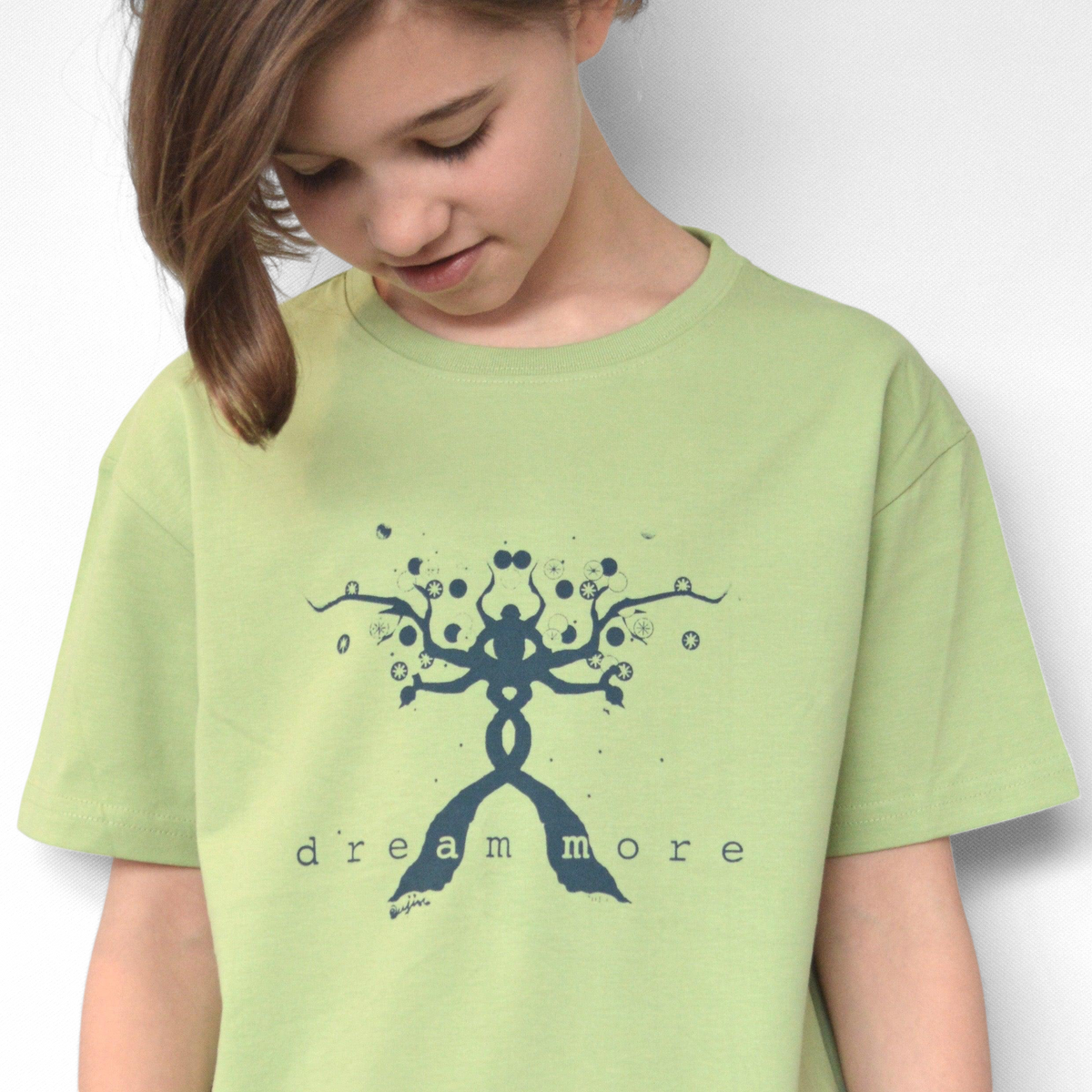 Camiseta para niños con mensaje positivo "Sueña más"