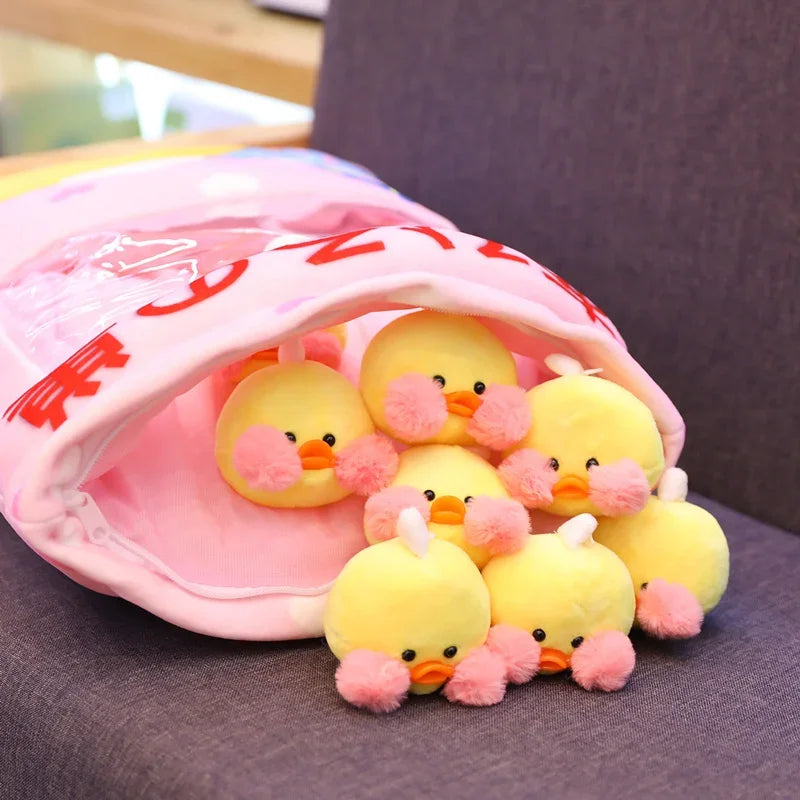 Peluchitos de pato en una almohada