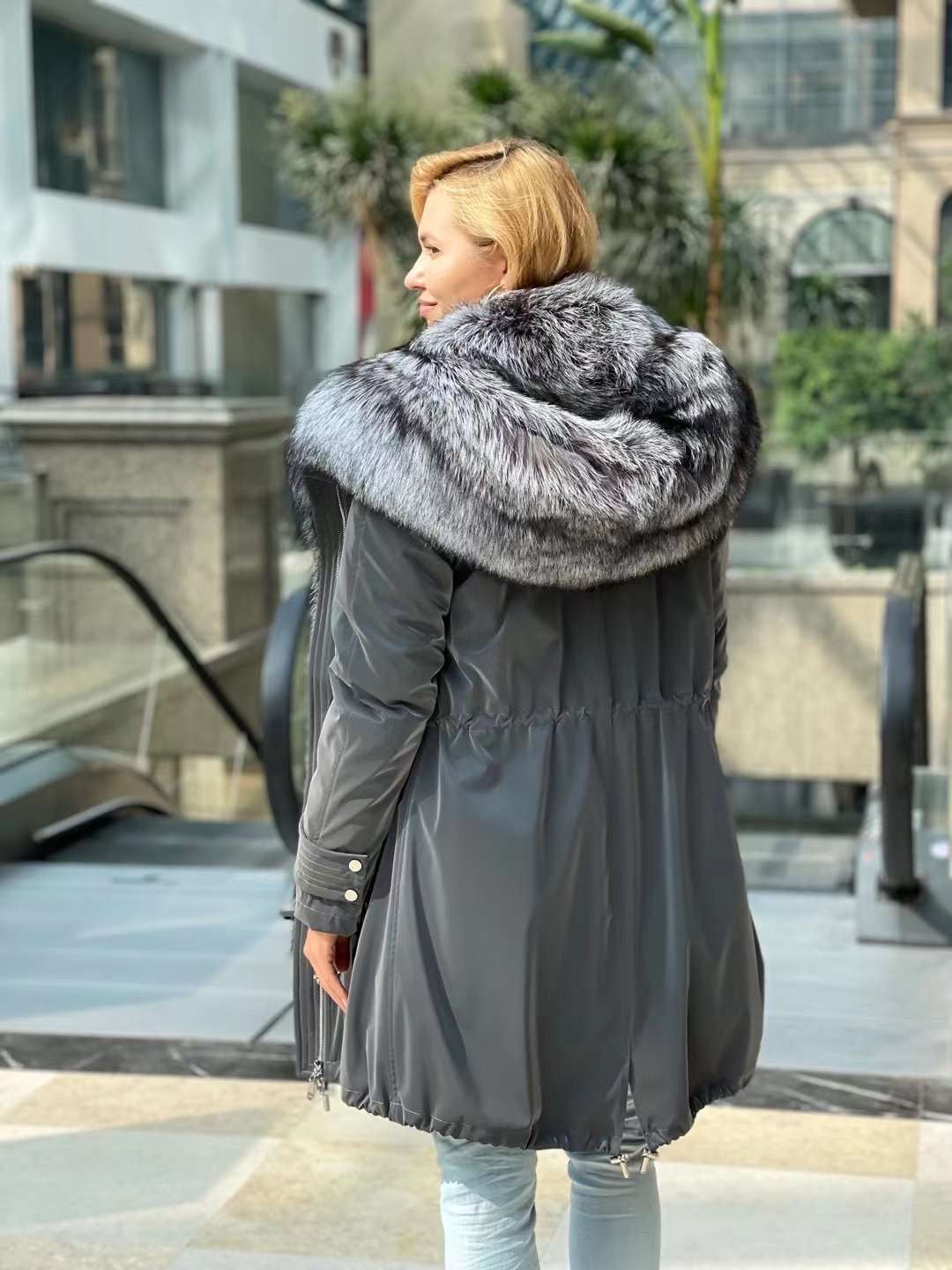 Parka Forrada con Capucha de Zorro Plateado Genuino y Aislamiento de Conejo