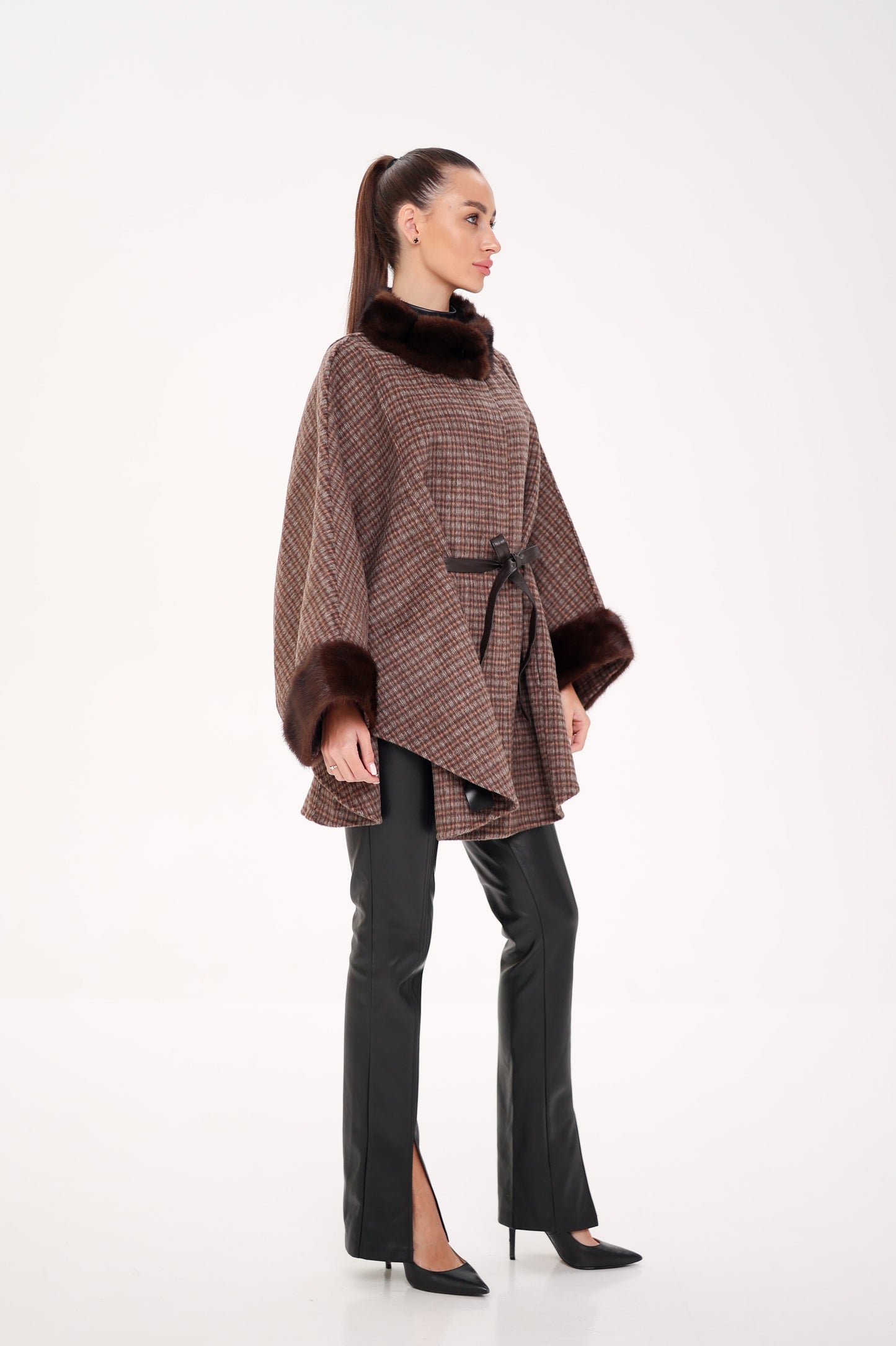 Poncho de lana de doble cara con piel de visón escandinavo auténtico