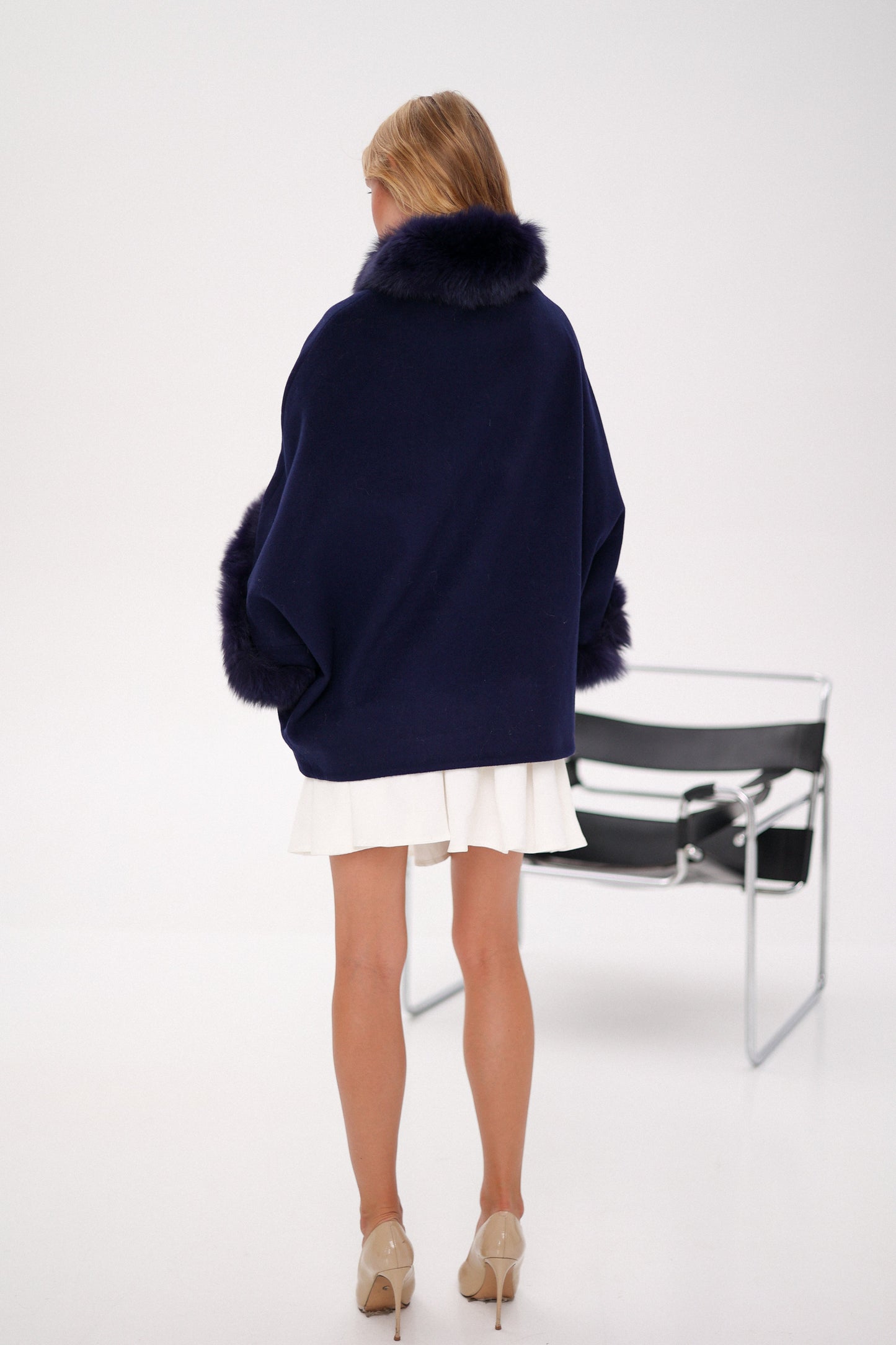 Poncho de auténtica piel de zorro polar y mezcla de cachemir en azul marino verdadero