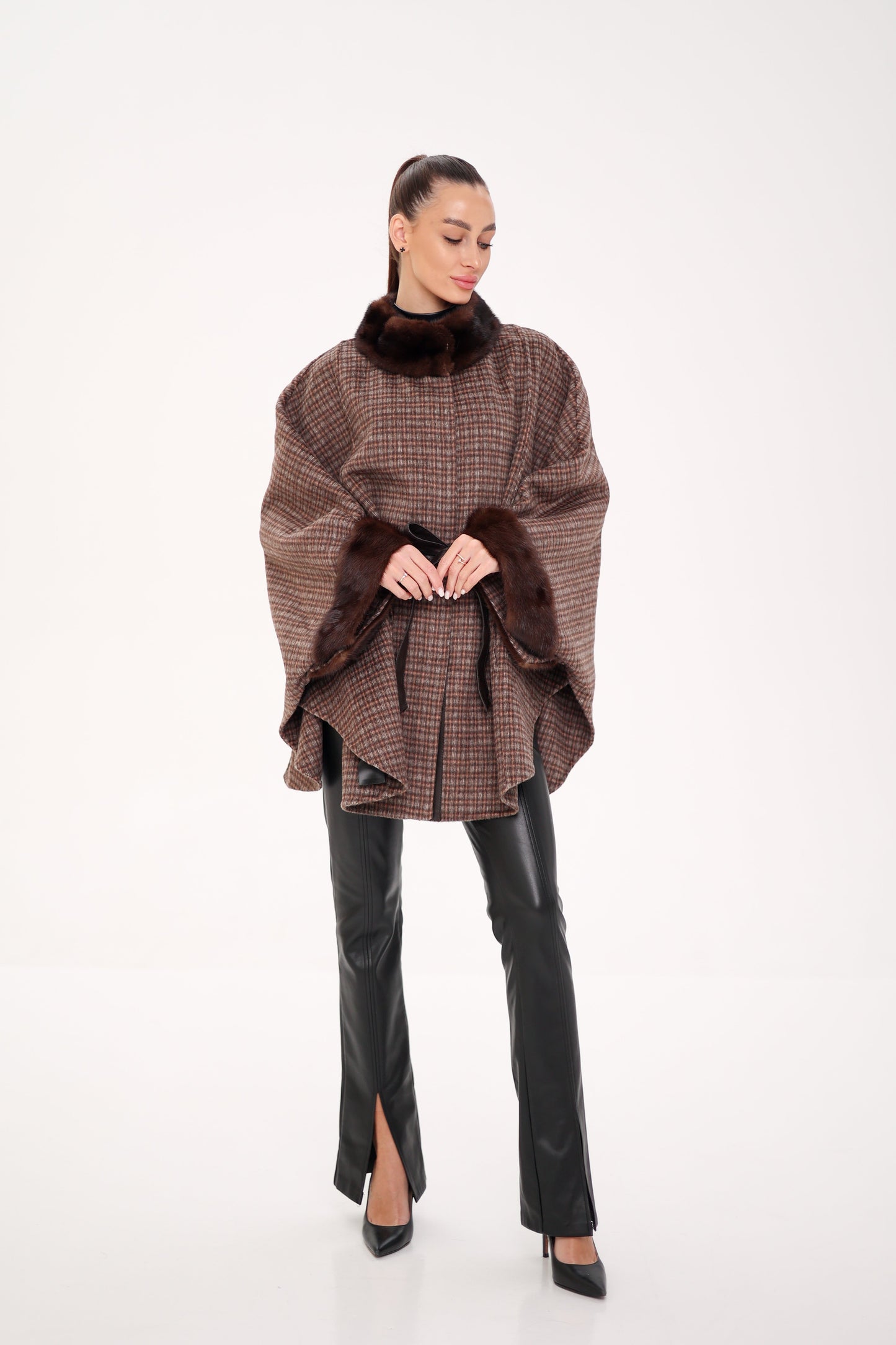 Poncho de lana de doble cara con piel de visón escandinavo auténtico