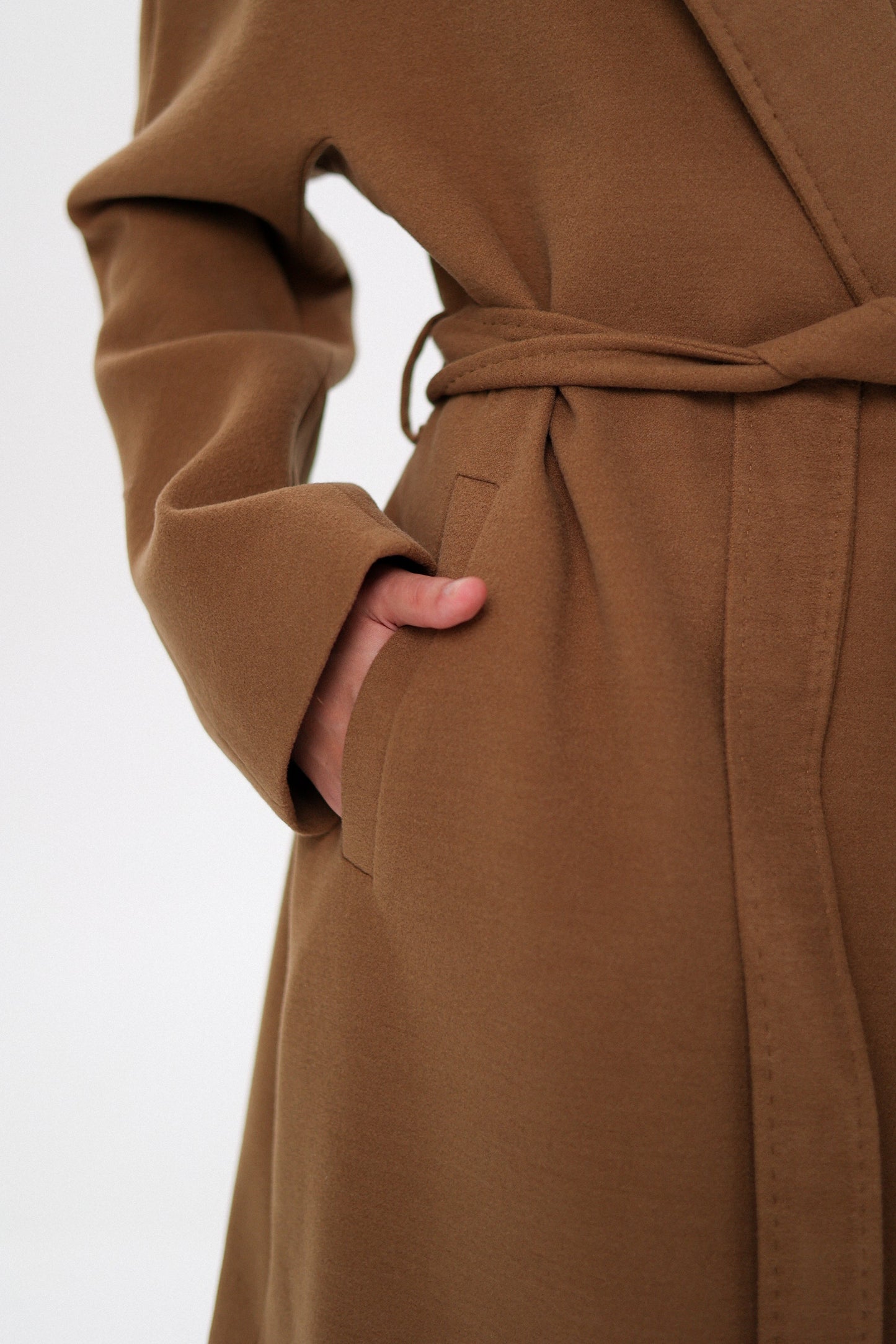 Abrigo Cambridge Comfort cruzado de lana y cachemira en color camel oscuro