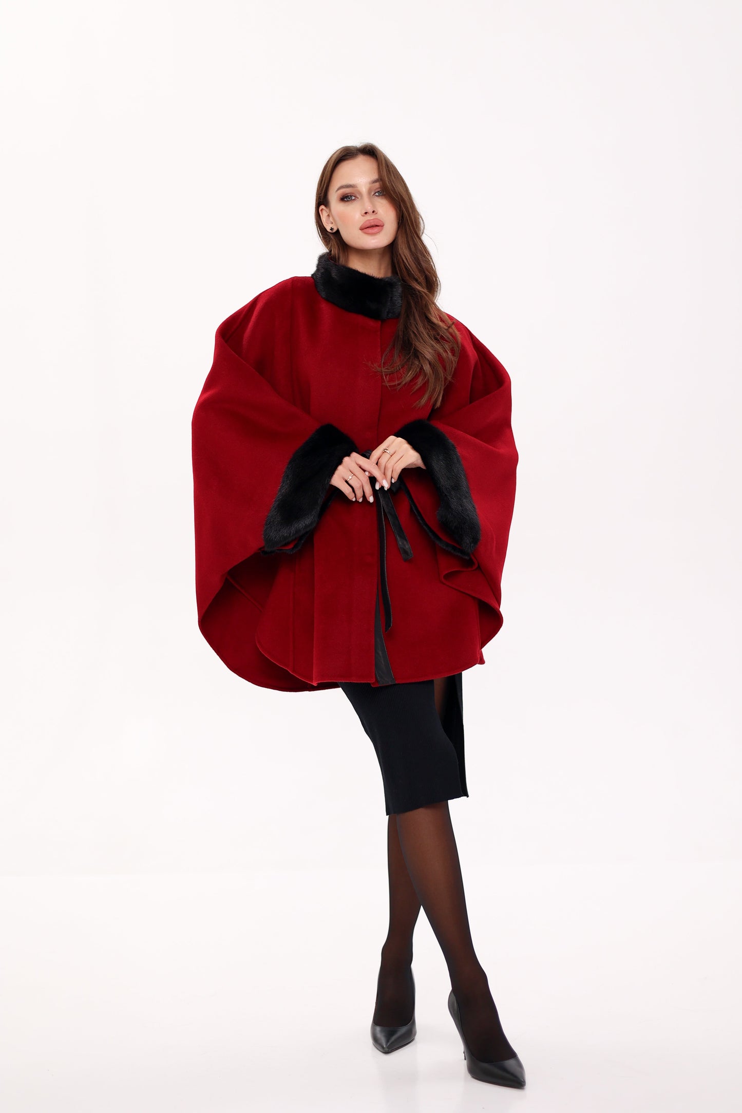 Poncho de lana de doble cara con piel de visón escandinavo auténtico