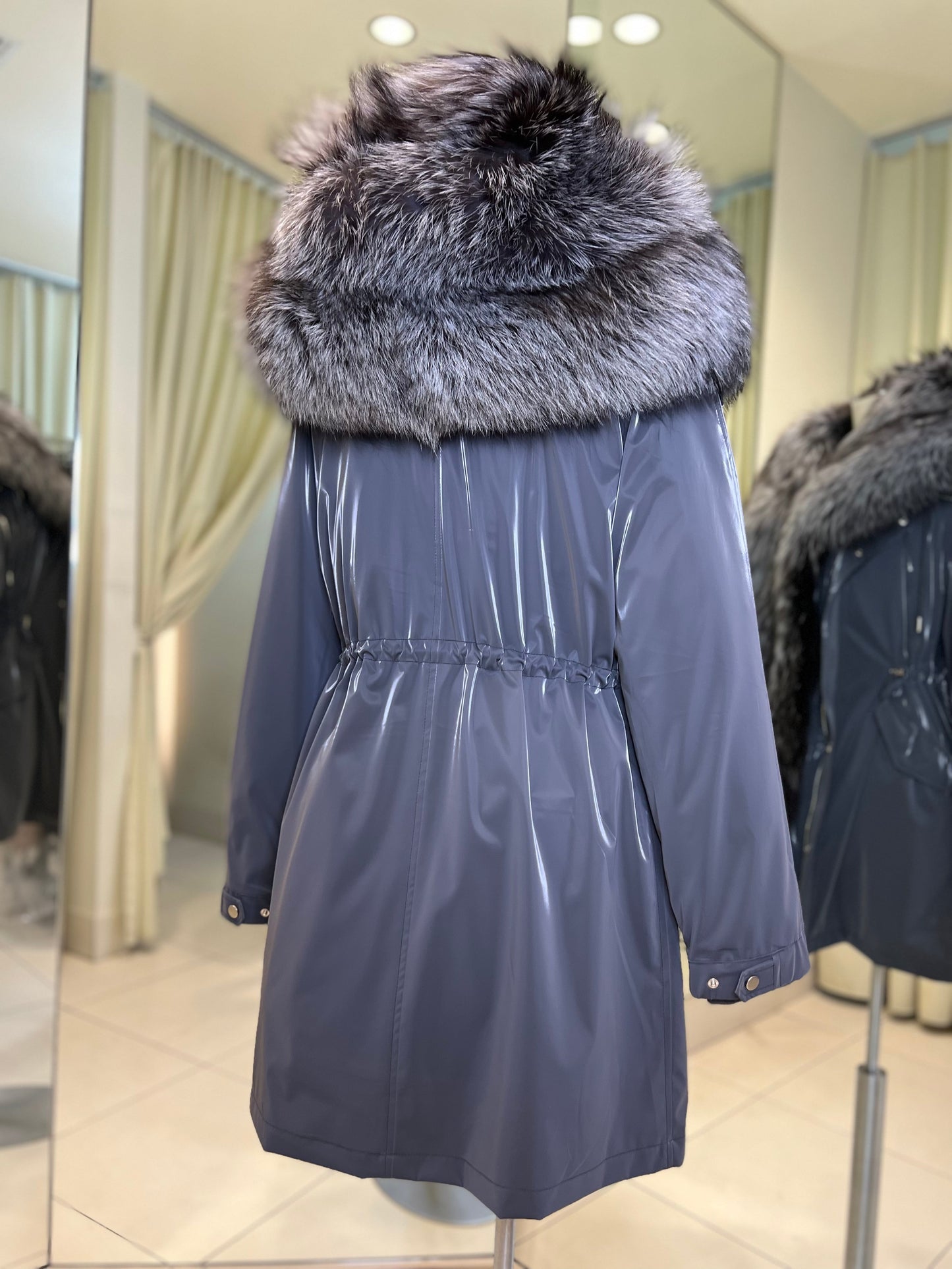 Parka Forrada con Capucha de Zorro Plateado Genuino y Aislamiento de Conejo