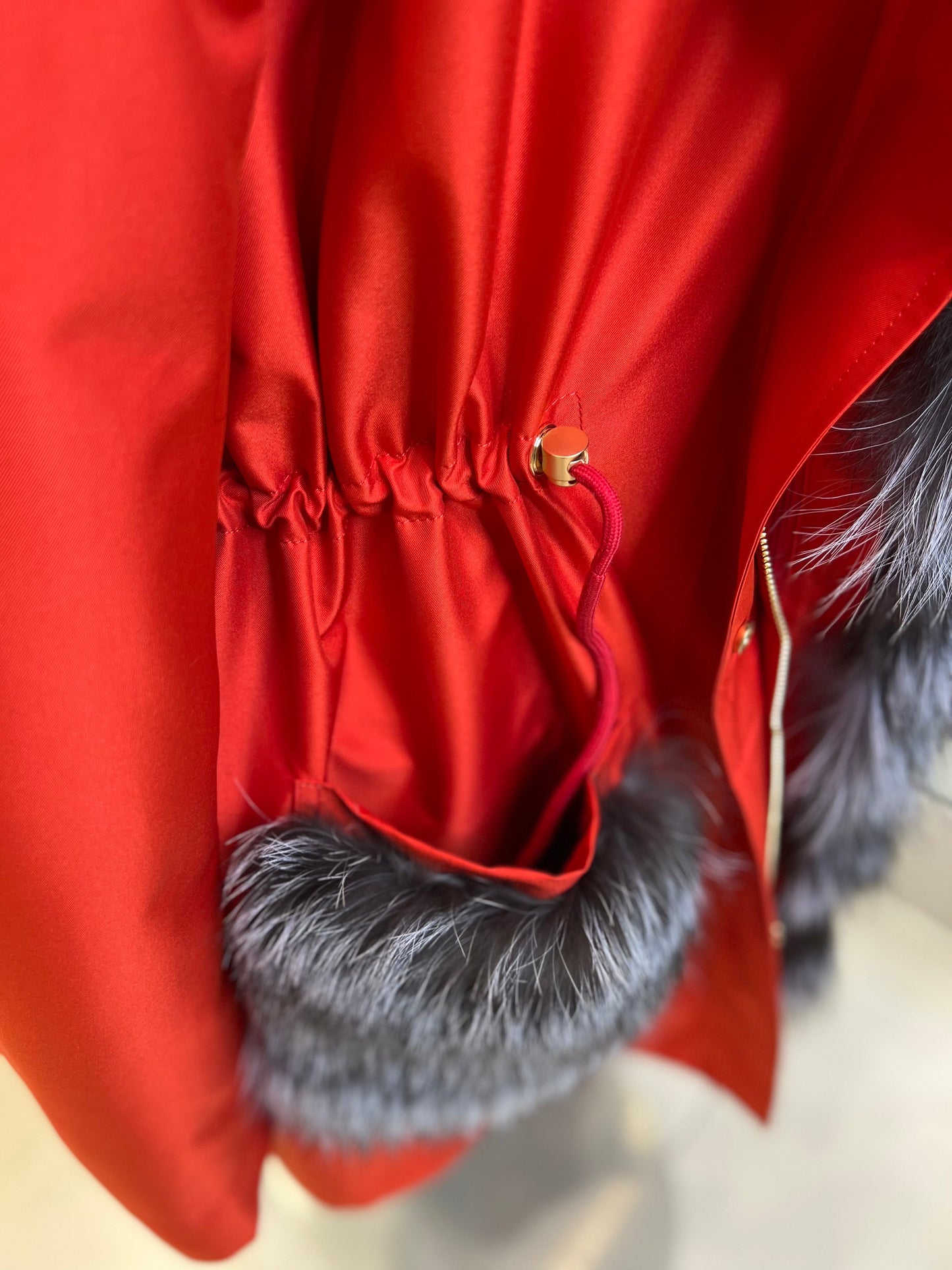 Parka Roma de piel auténtica de zorro plateado y conejo con aislamiento en color rojo