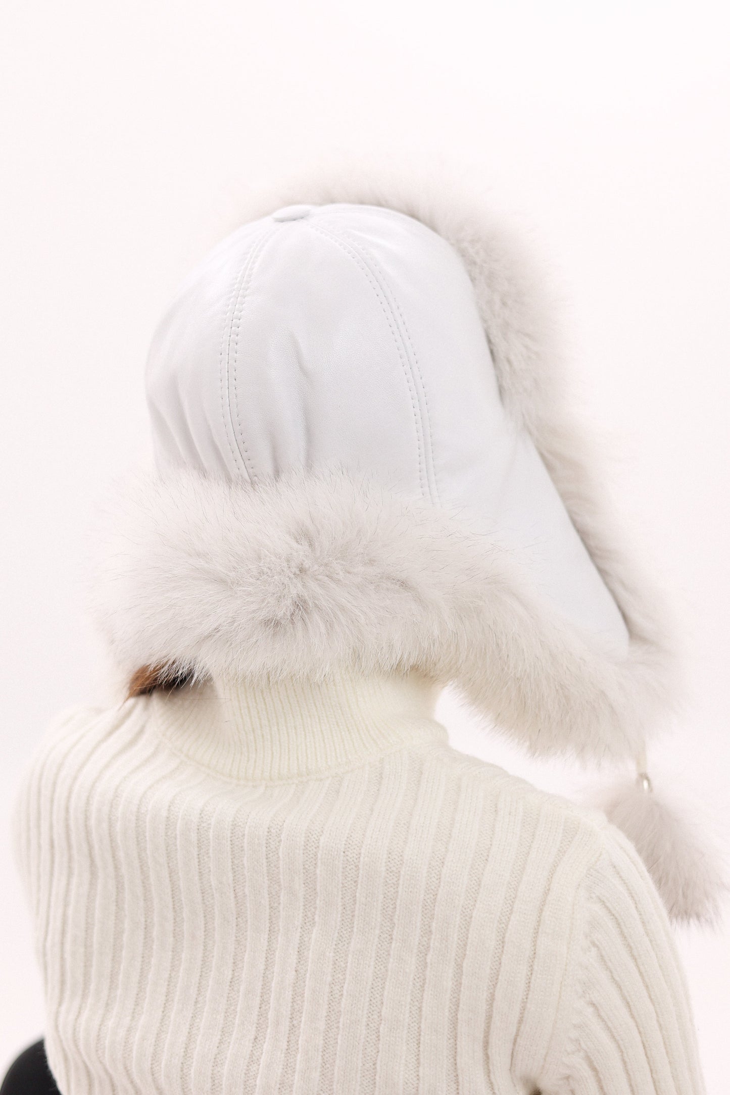 Gorro de Piel Genuina de Zorro Ártico y Cuero Genuino