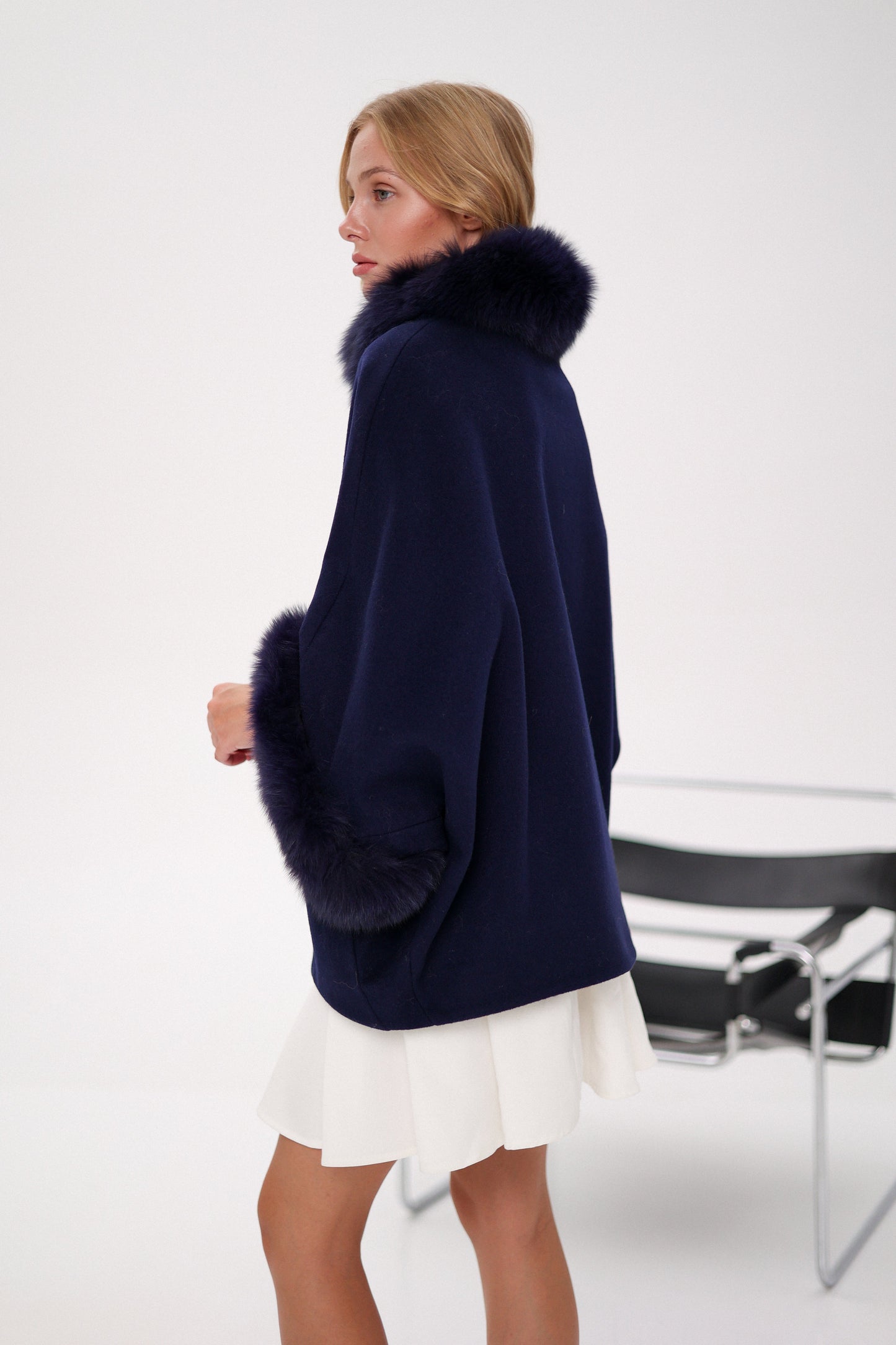 Poncho de auténtica piel de zorro polar y mezcla de cachemir en azul marino verdadero