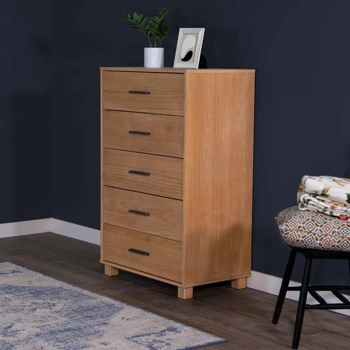 Cómoda de madera maciza estilo casa de campo moderna con 5 cajones en acabado marrón claro